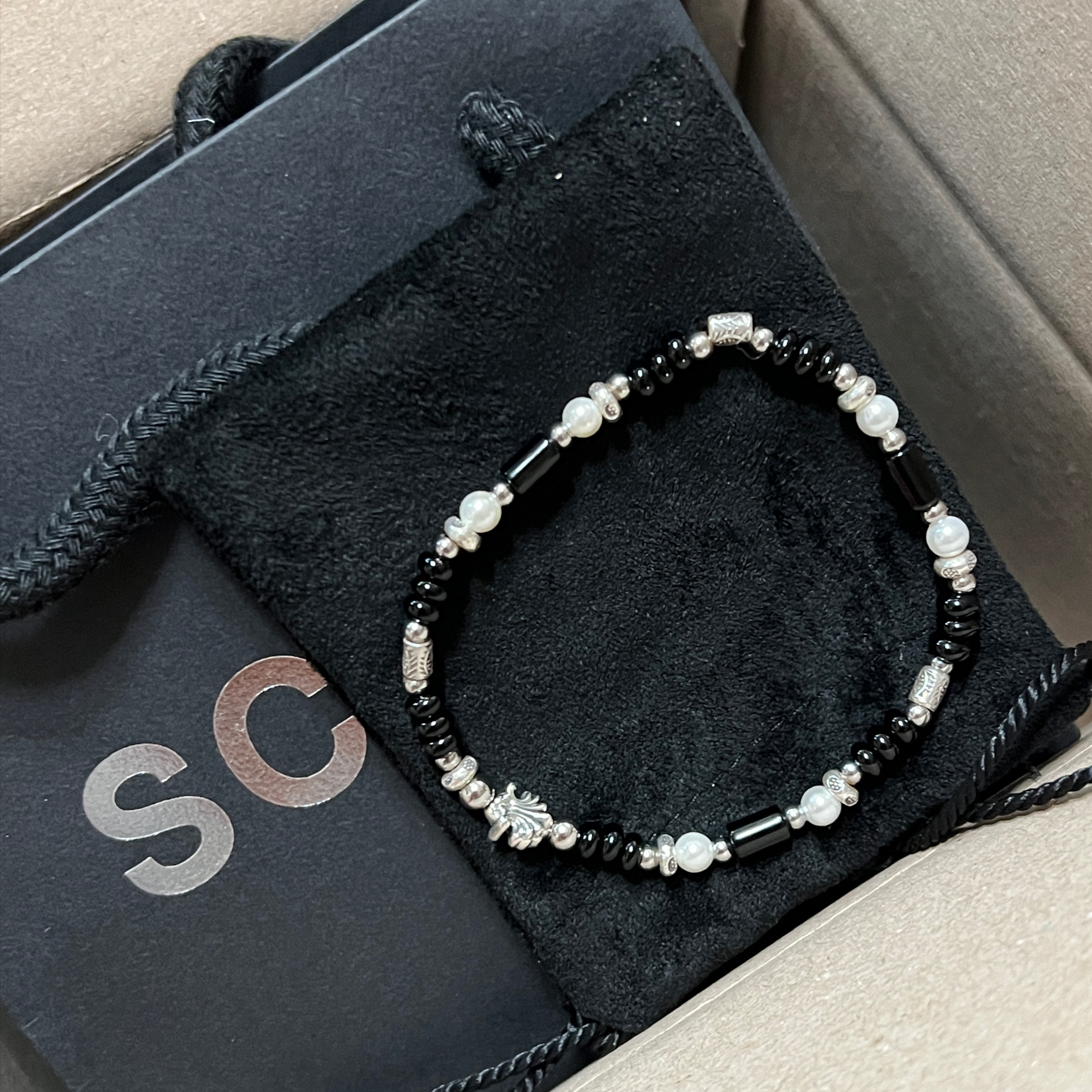 [KREAM 단독] Scudo Shell Black Pearl Beads Bracelet 착용 스타일