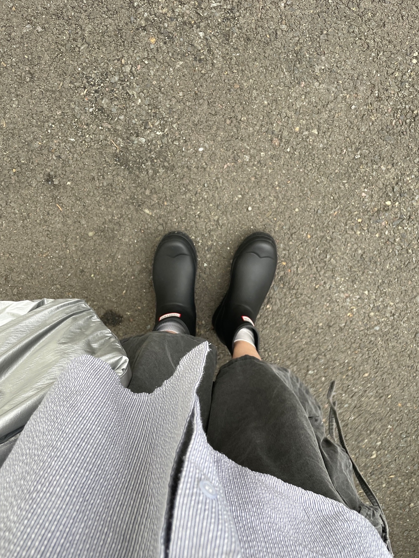 (W) Hunter Play Short Rain Boots Black, Fennec Medium Hobo Silver 착용 스타일 - 6