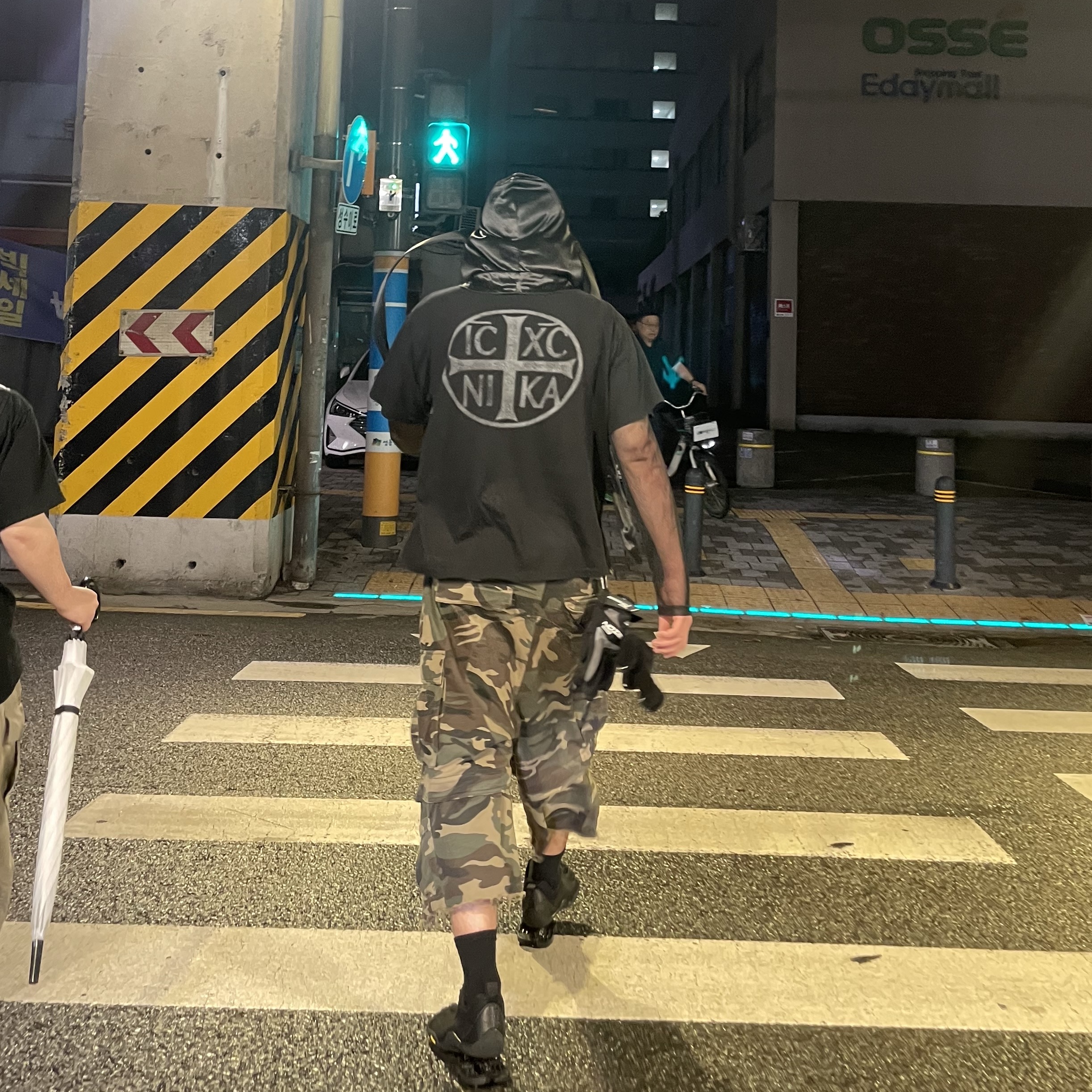 Project G/R 3-Quarter Convertible Cargo Shorts Came, Project G/R Durag T-Shirt Black 착용 스타일 - 2