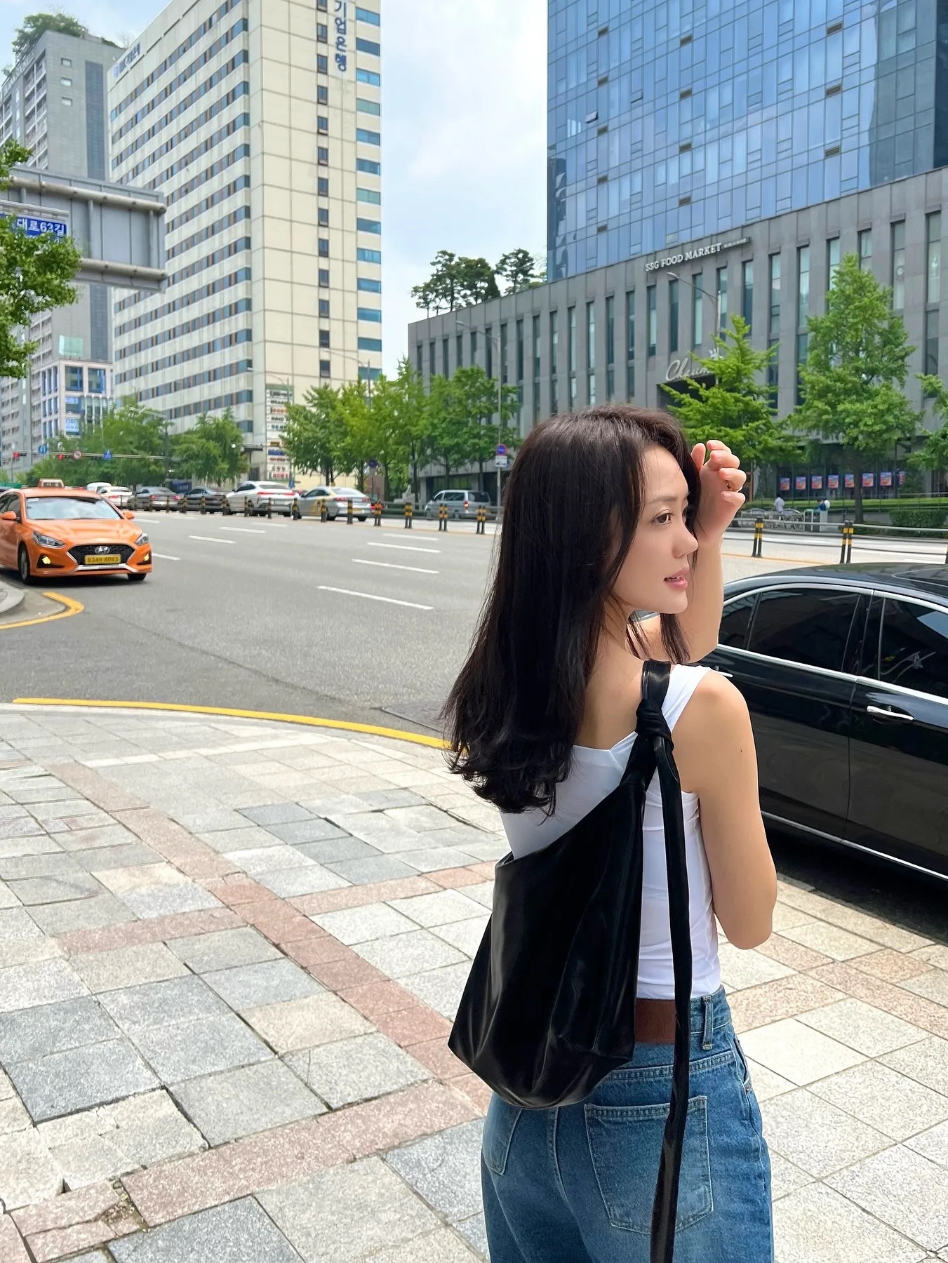 ACOC Glossy Halfmoon Cross Bag Black 착용 스타일 - 3
