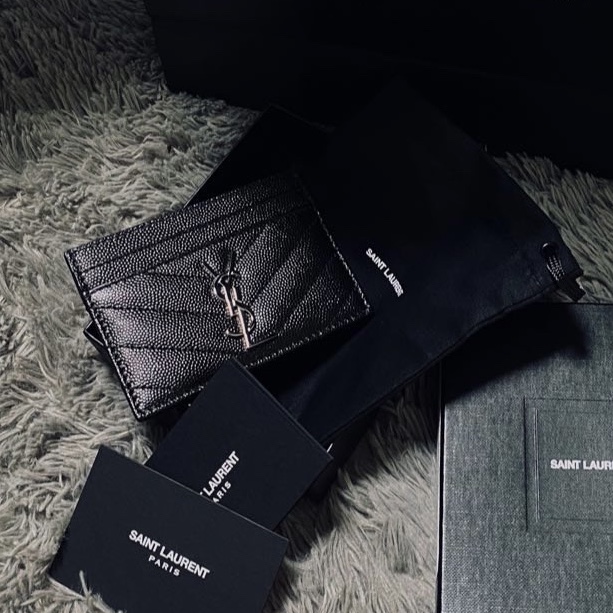 Saint Laurent Cassandre Matelasse Card Case in Grain De Poudre Embossed Leather Black 착용 스타일