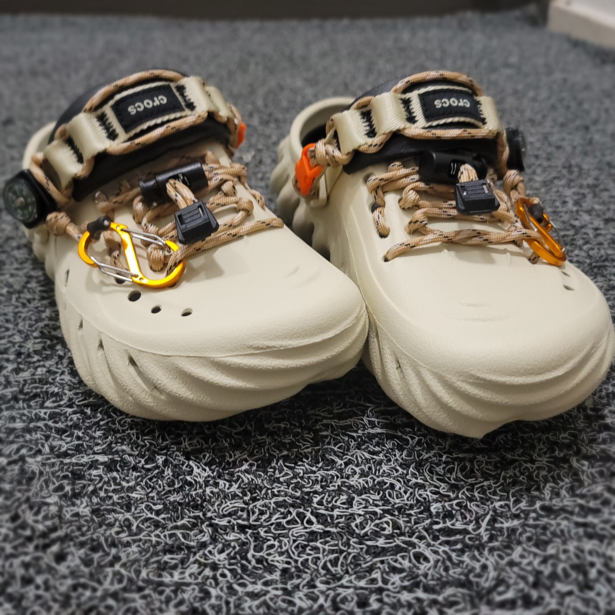 Crocs Echo Clog Bone Black 착용 스타일 - 1
