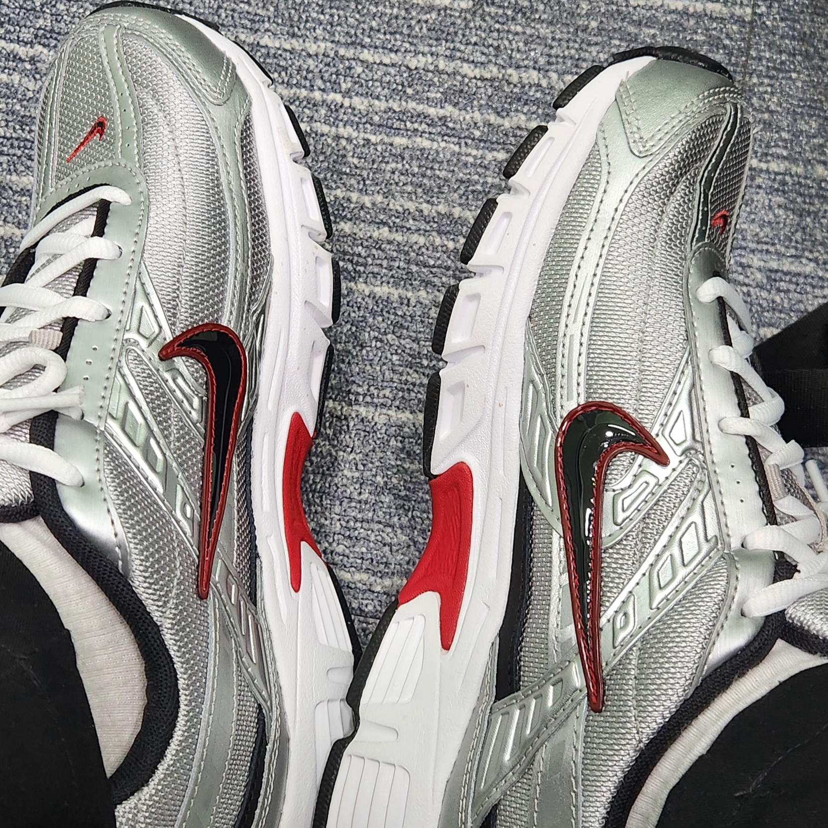 Nike Initiator Metallic Silver Black 착용 스타일 - 2