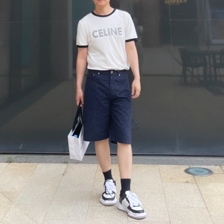 Celine Regular T-Shirt in Cotton Jersey Dirty White Black, Maison Mihara Yasuhiro Wayne OG Sole Leather Low-top Sneakers Black White 착용 스타일