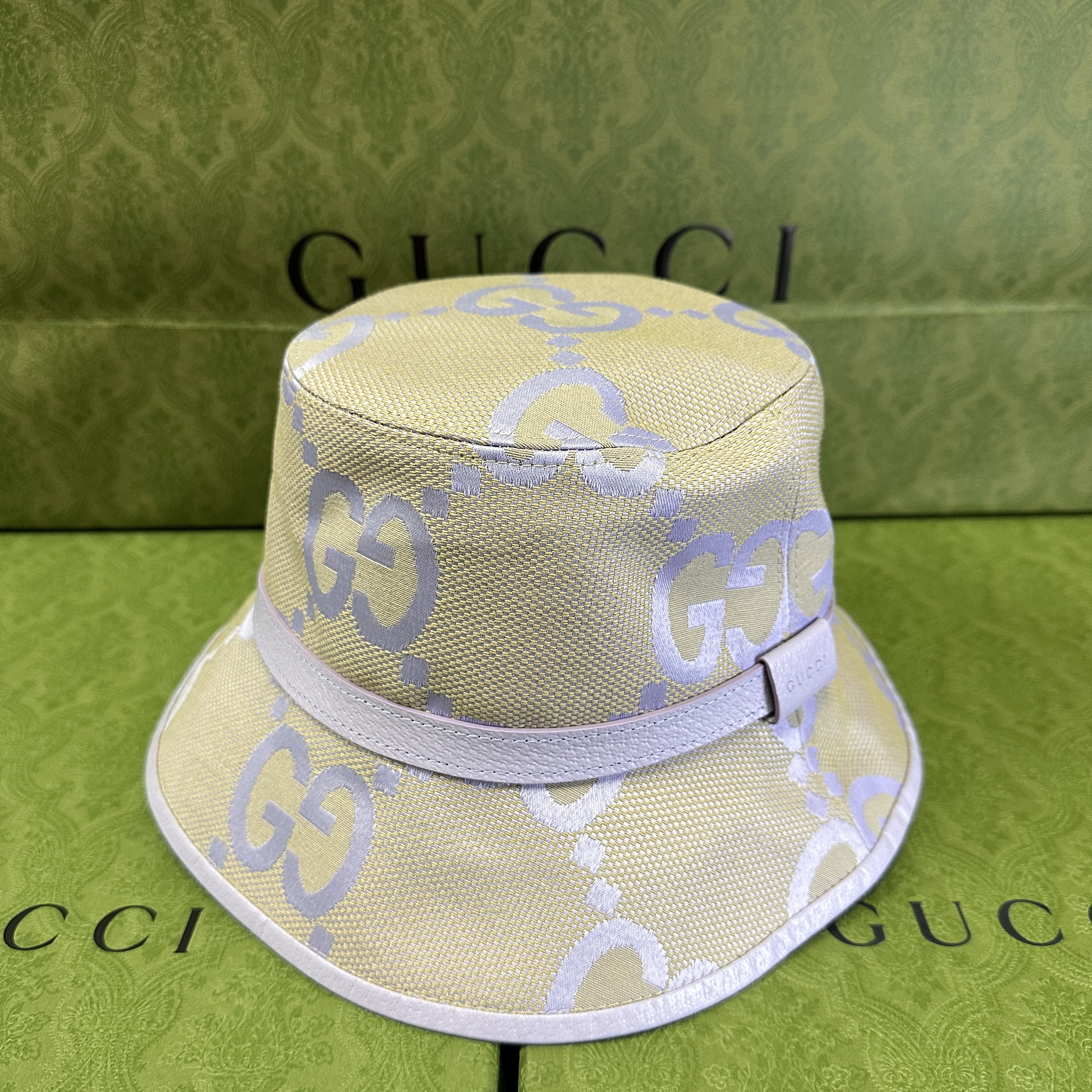 (W) Gucci Jumbo GG Bucket Hat Beige Lilac Canvas 착용 스타일