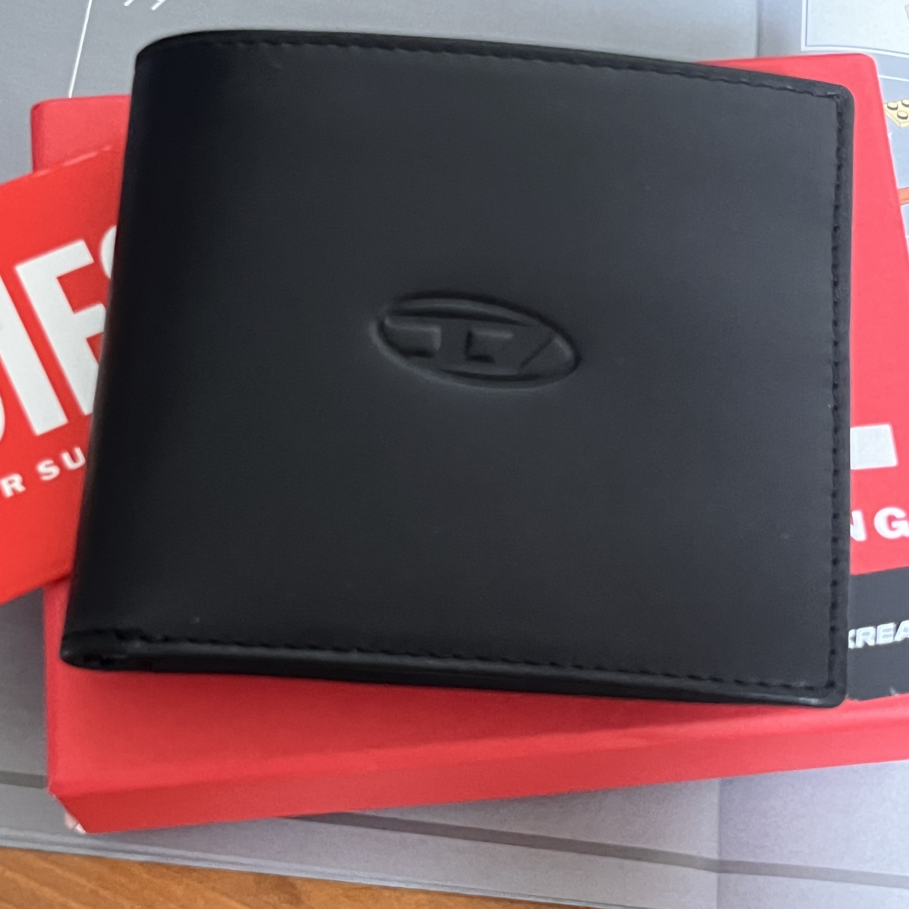 Diesel Hiresh S.Ii Leather Bi-Fold Wallet with Debossed Logo Black Green 착용 스타일