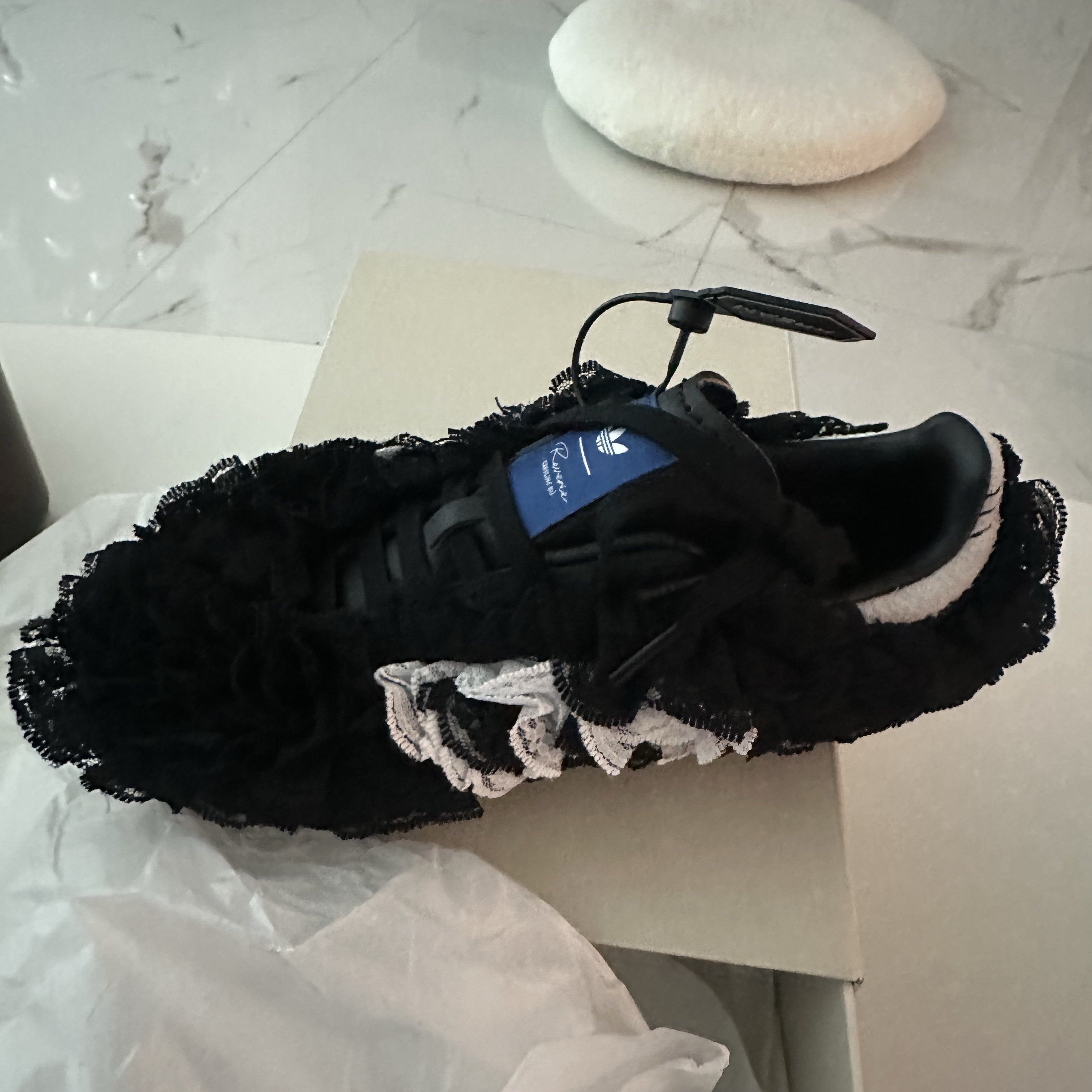 (W) Adidas x Caroline Hu Samba Lace Black 착용 스타일 - 2