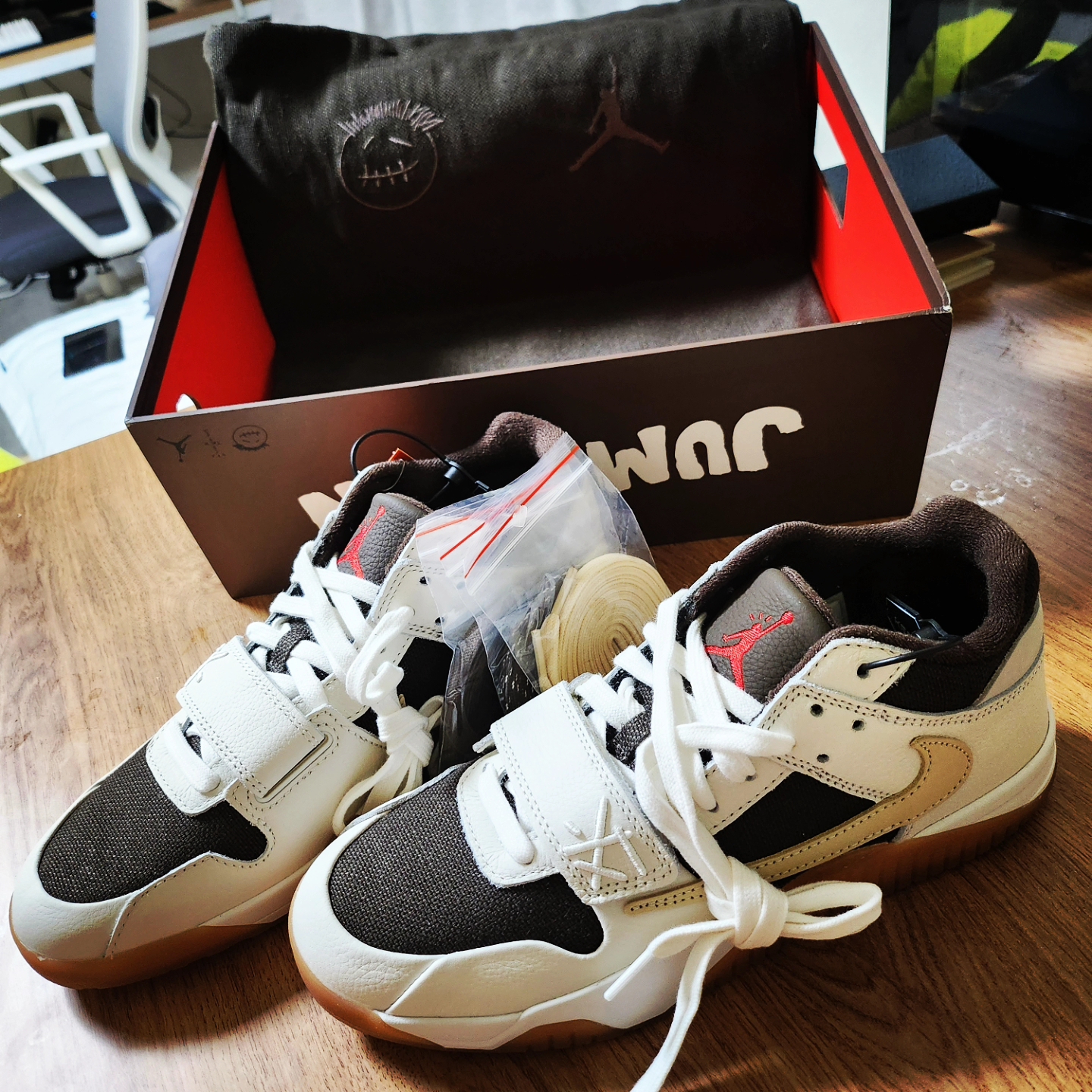Jordan x Travis Scott Jumpman Jack TR Sail and Dark Mocha 착용 스타일 - 1