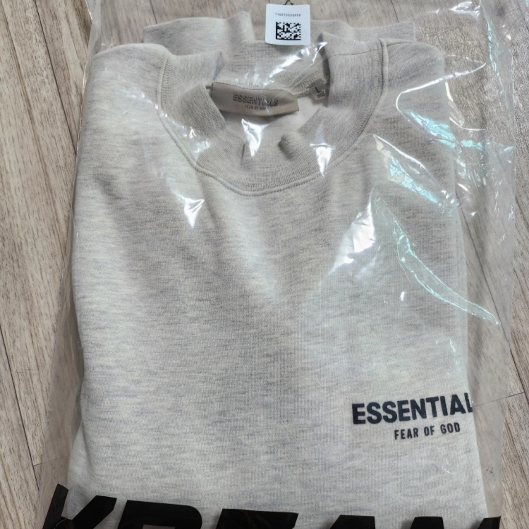 Essentials The Core Collection Crewneck Sweatshirt Light Oatmeal 착용 스타일