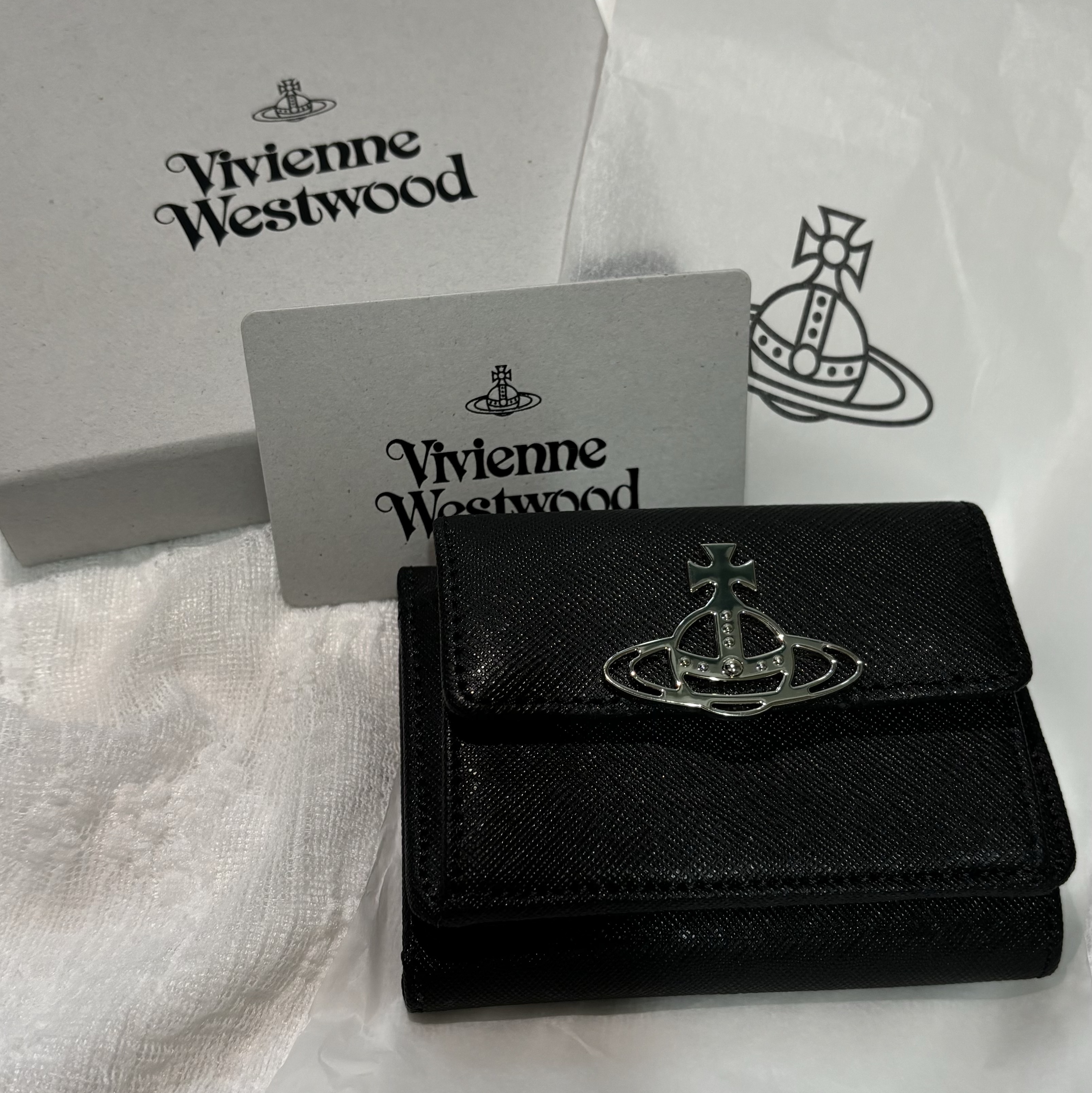 Vivienne Westwood Saffiano Small Flap Purse Black 착용 스타일 - 2