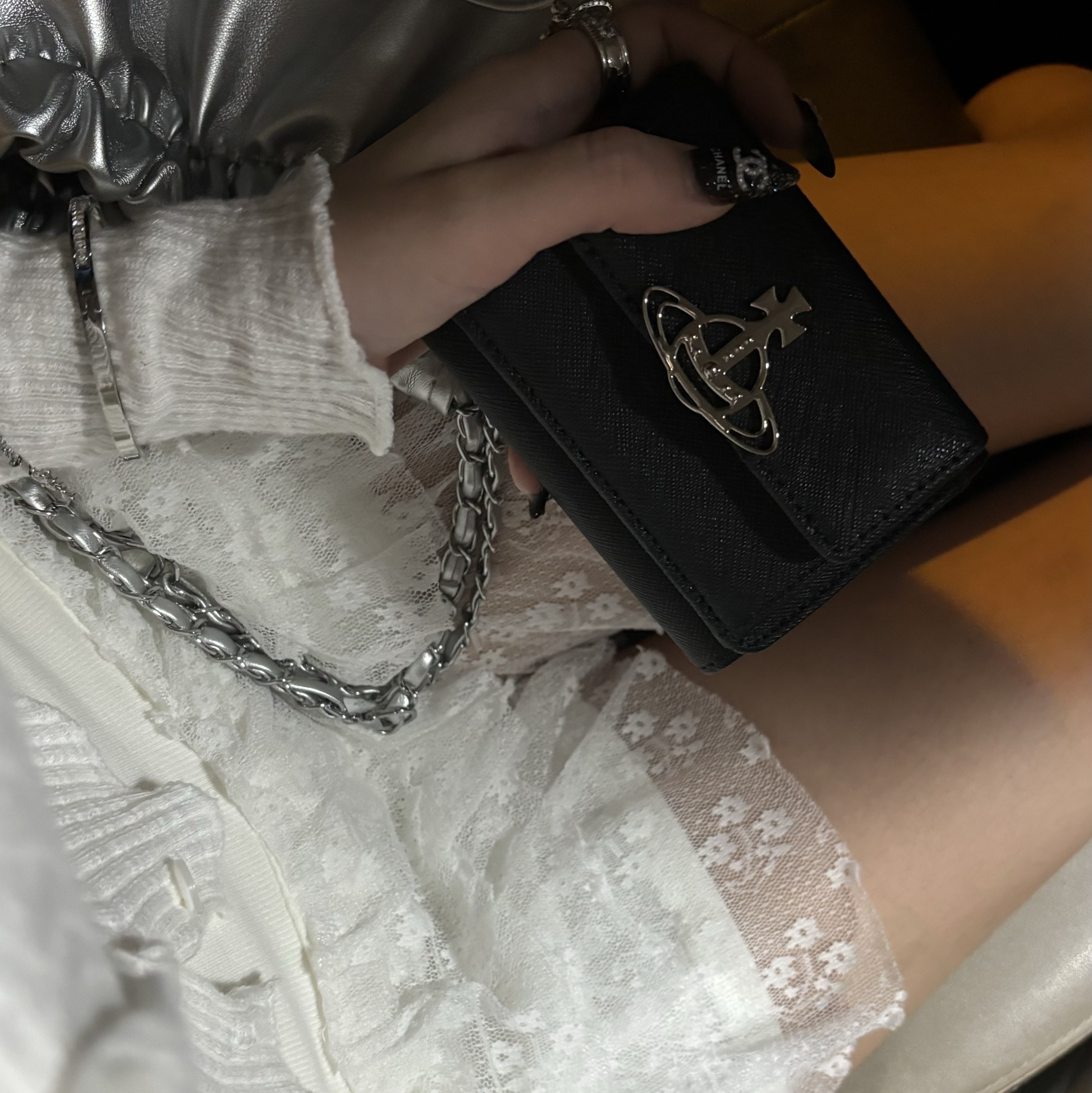 Vivienne Westwood Saffiano Small Flap Purse Black 착용 스타일 - 3