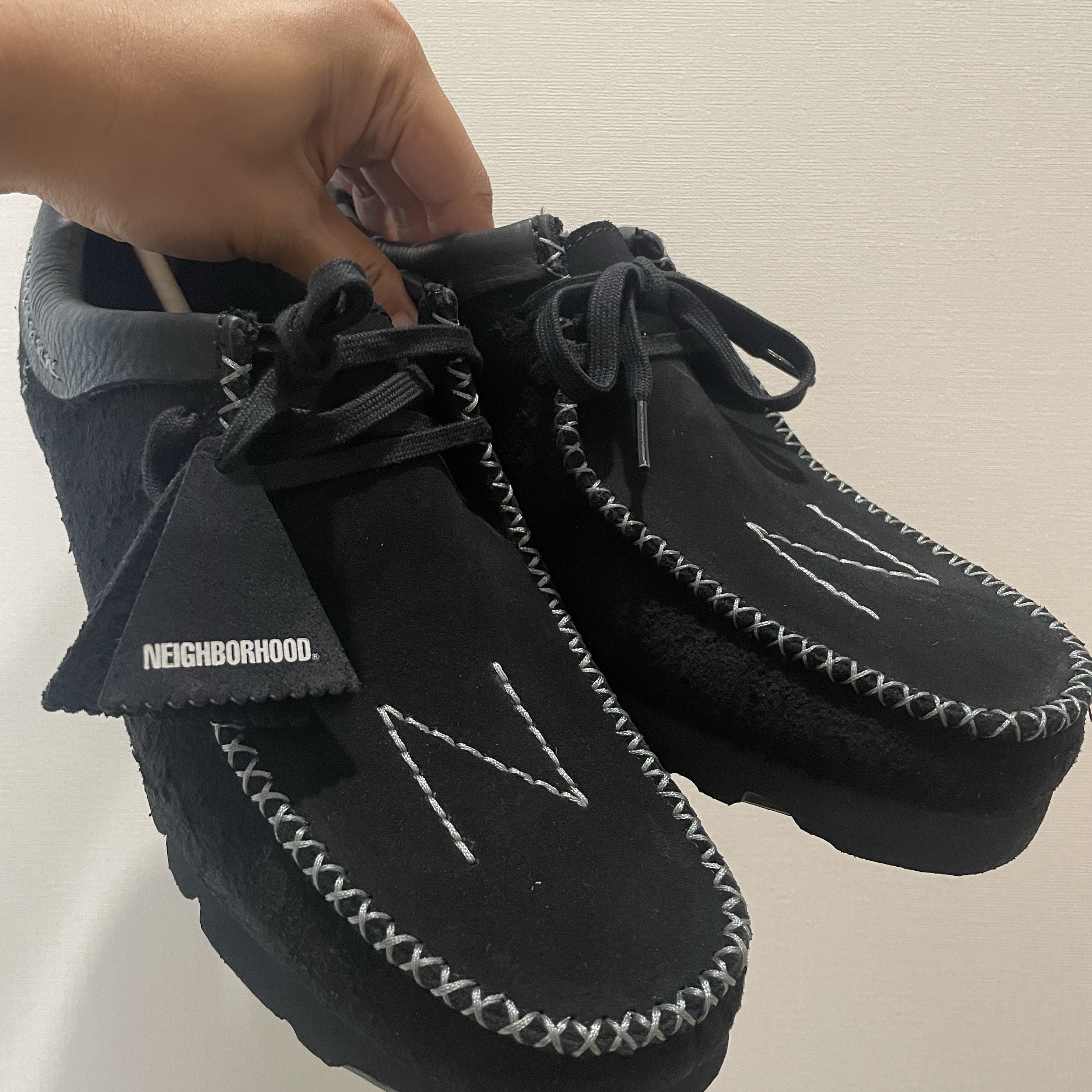 Clarks x Neighborhood Wallabe Black 착용 스타일 - 2