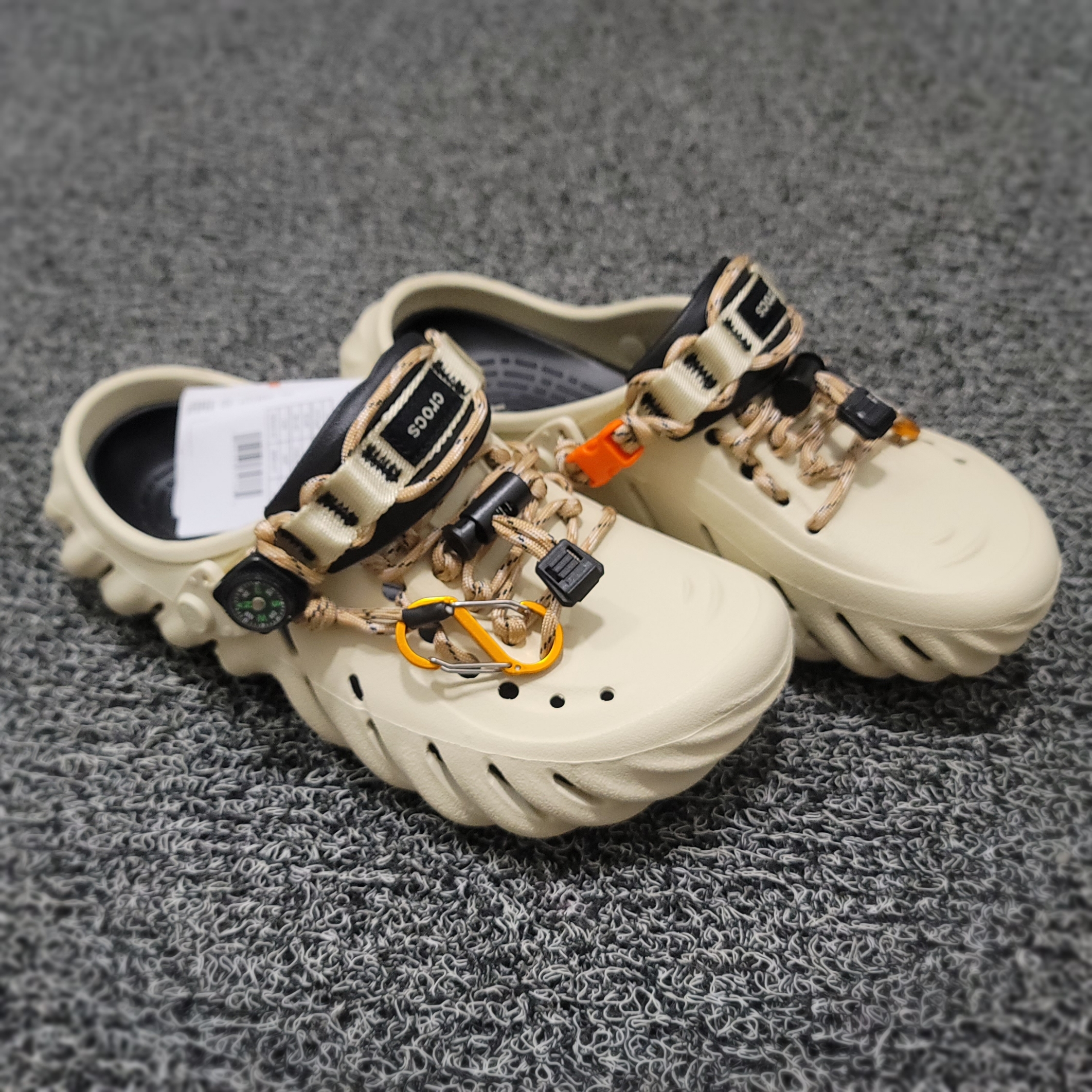 Crocs Echo Clog Bone Black 착용 스타일 - 2