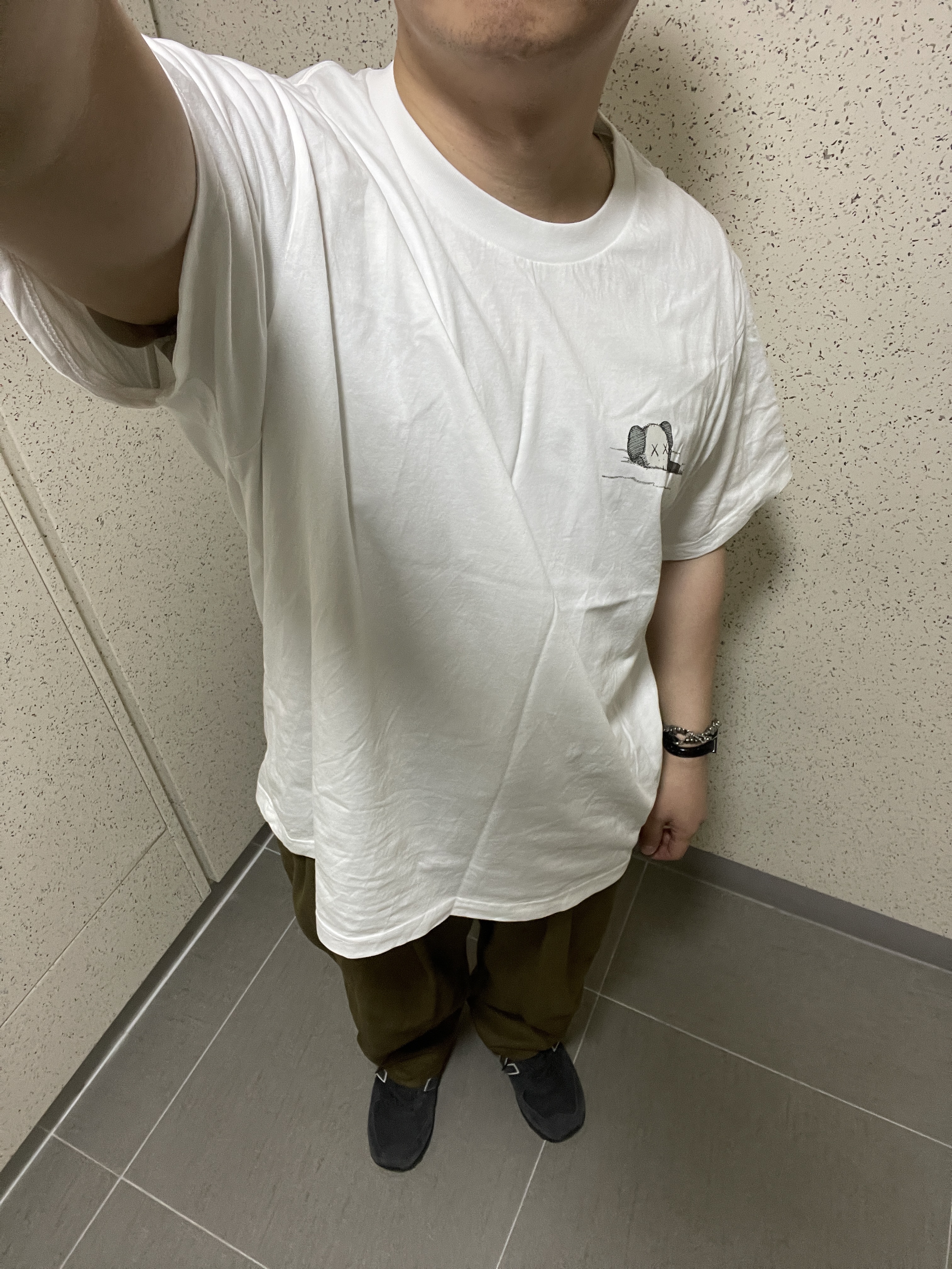 New Balance x Comme des Garcons Junya Watanabe Man 574 Suede Grey Off White, Uniqlo UT x Kaws Short Sleeve Graphic T-Shirt White 착용 스타일 - 1