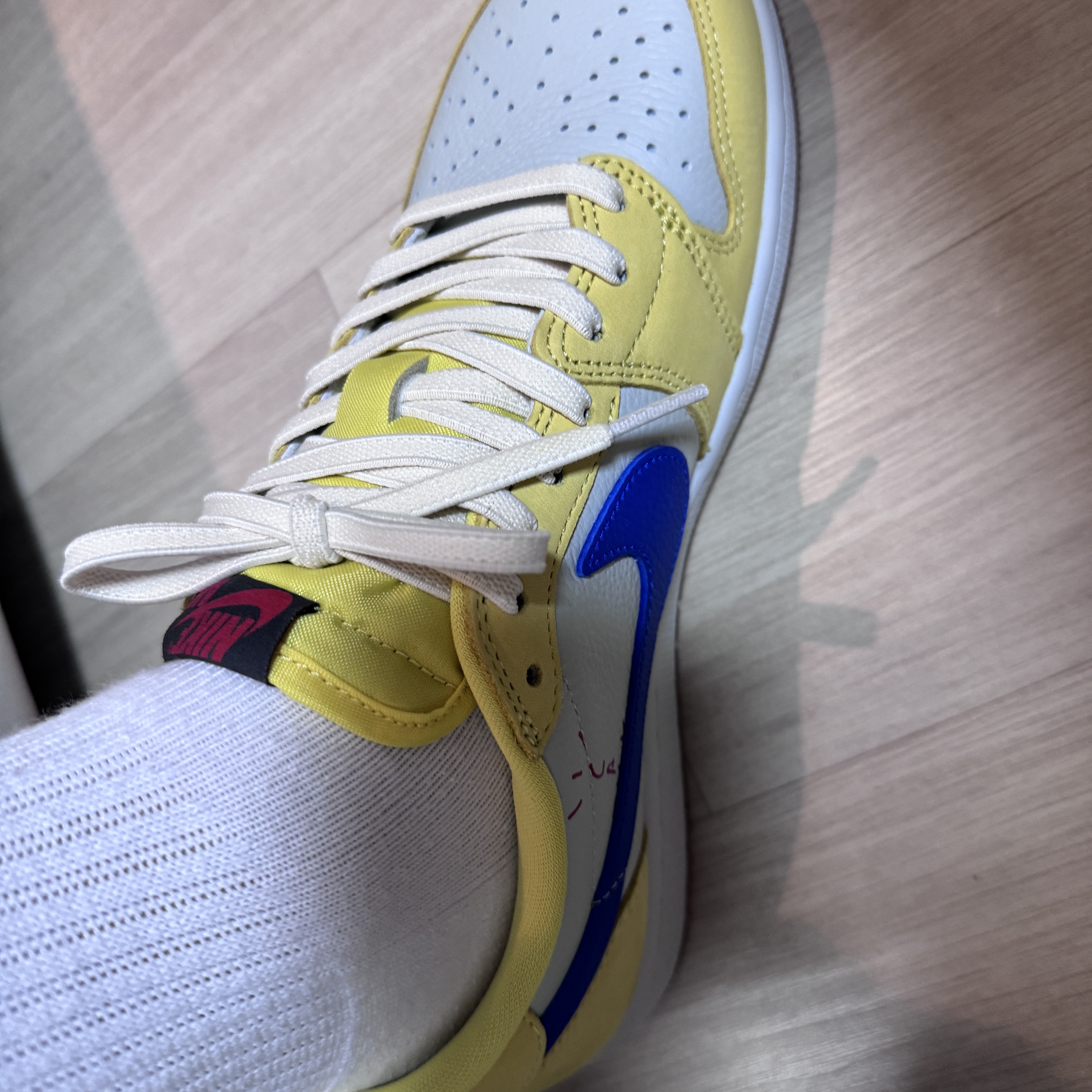 (W) Jordan 1 x Travis Scott Retro Low OG SP Canary 착용 스타일 - 2