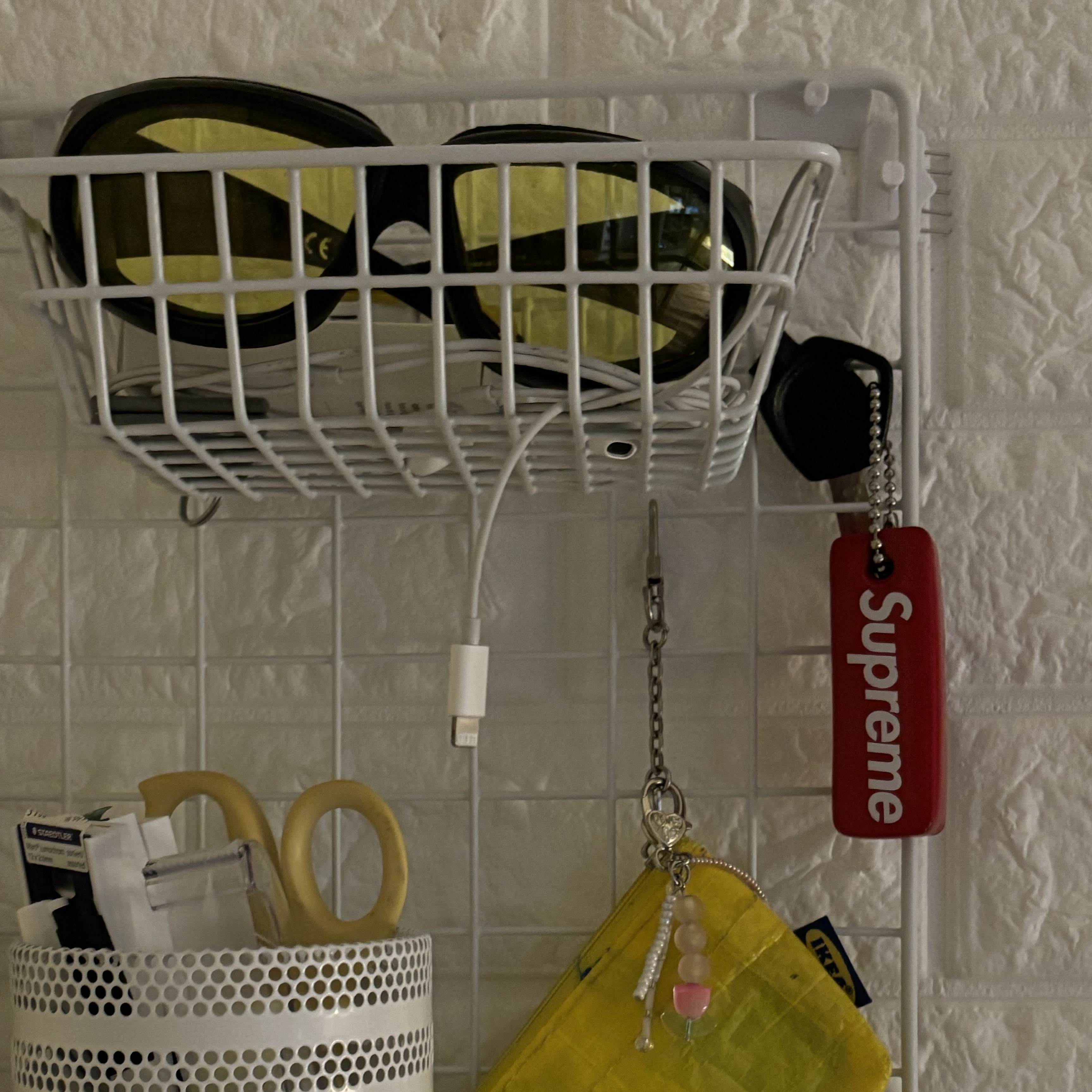 Supreme Floating Keychain Red - 23FW 착용 스타일