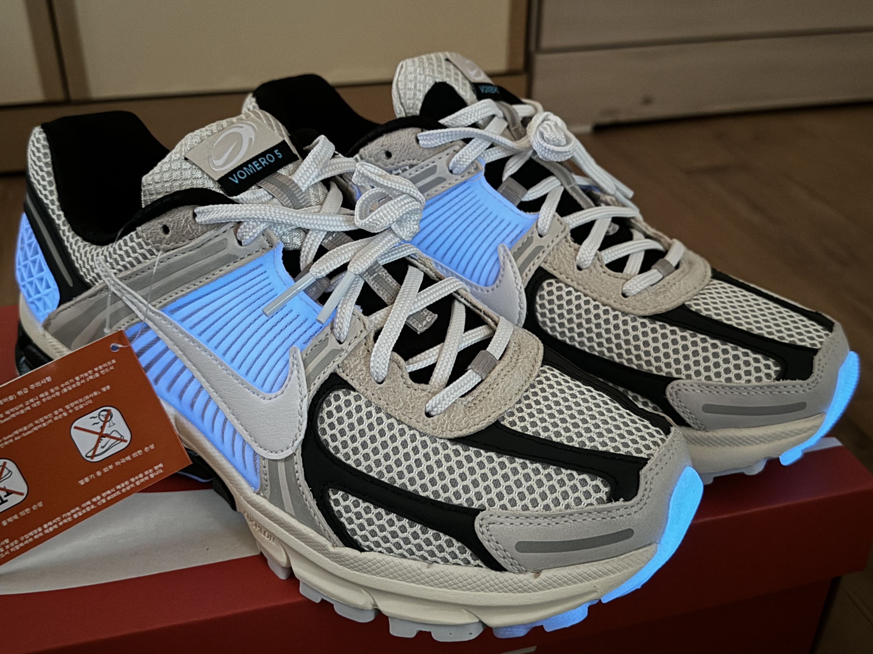 Nike Zoom Vomero 5 Light Bone and Black 착용 스타일 - 2