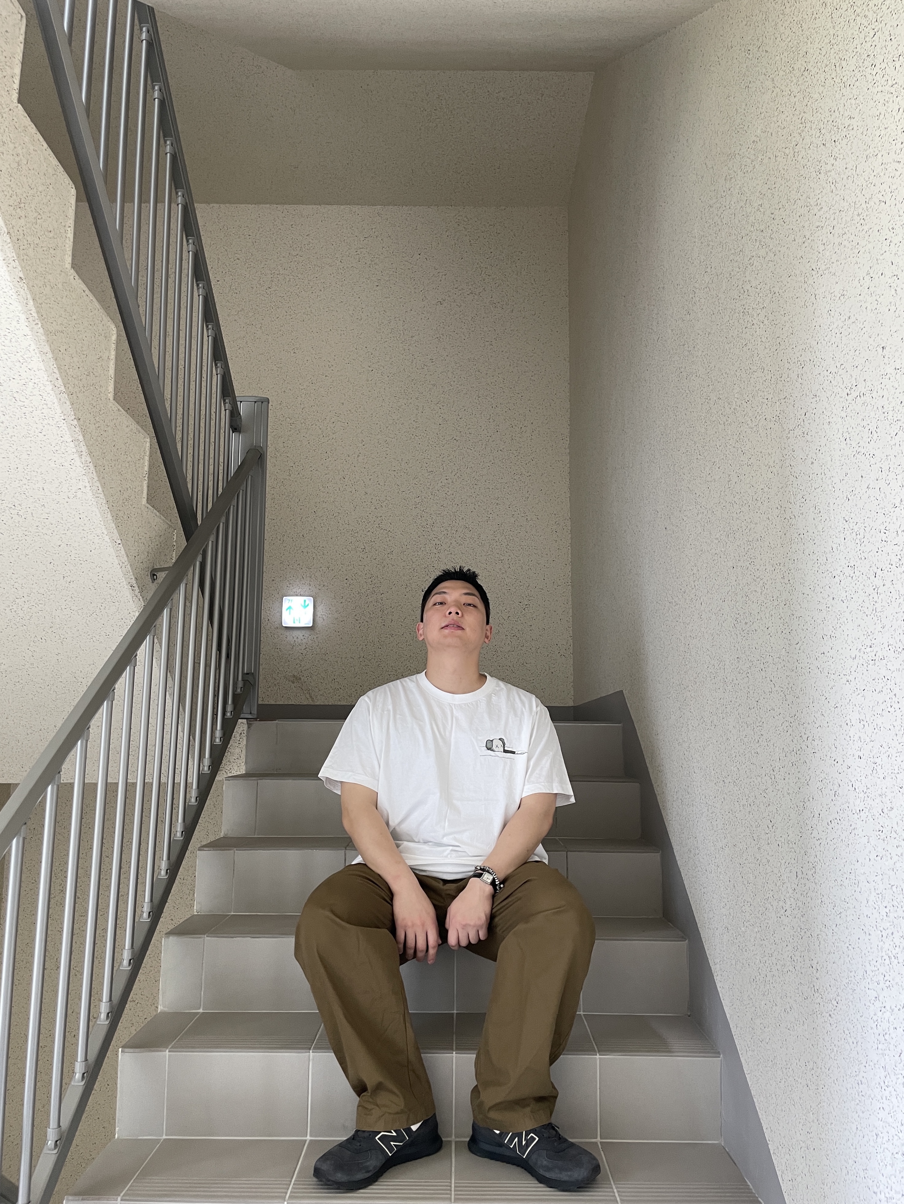 New Balance x Comme des Garcons Junya Watanabe Man 574 Suede Grey Off White, Uniqlo UT x Kaws Short Sleeve Graphic T-Shirt White 착용 스타일 - 4