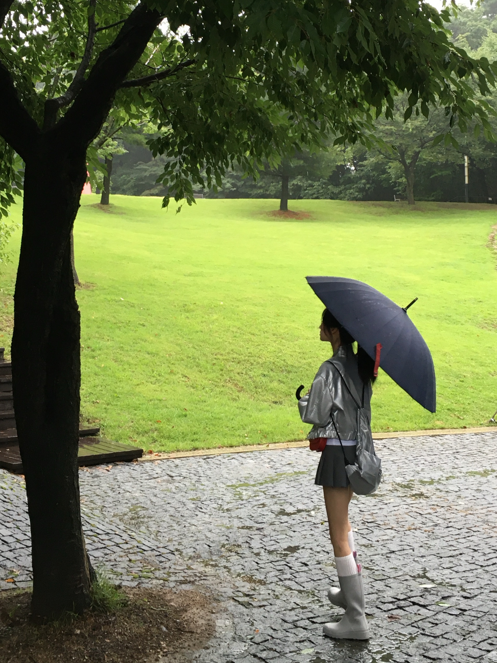 (W) Hunter Play Tall Wellington Rain Boots Zinc Grey 착용 스타일 - 3