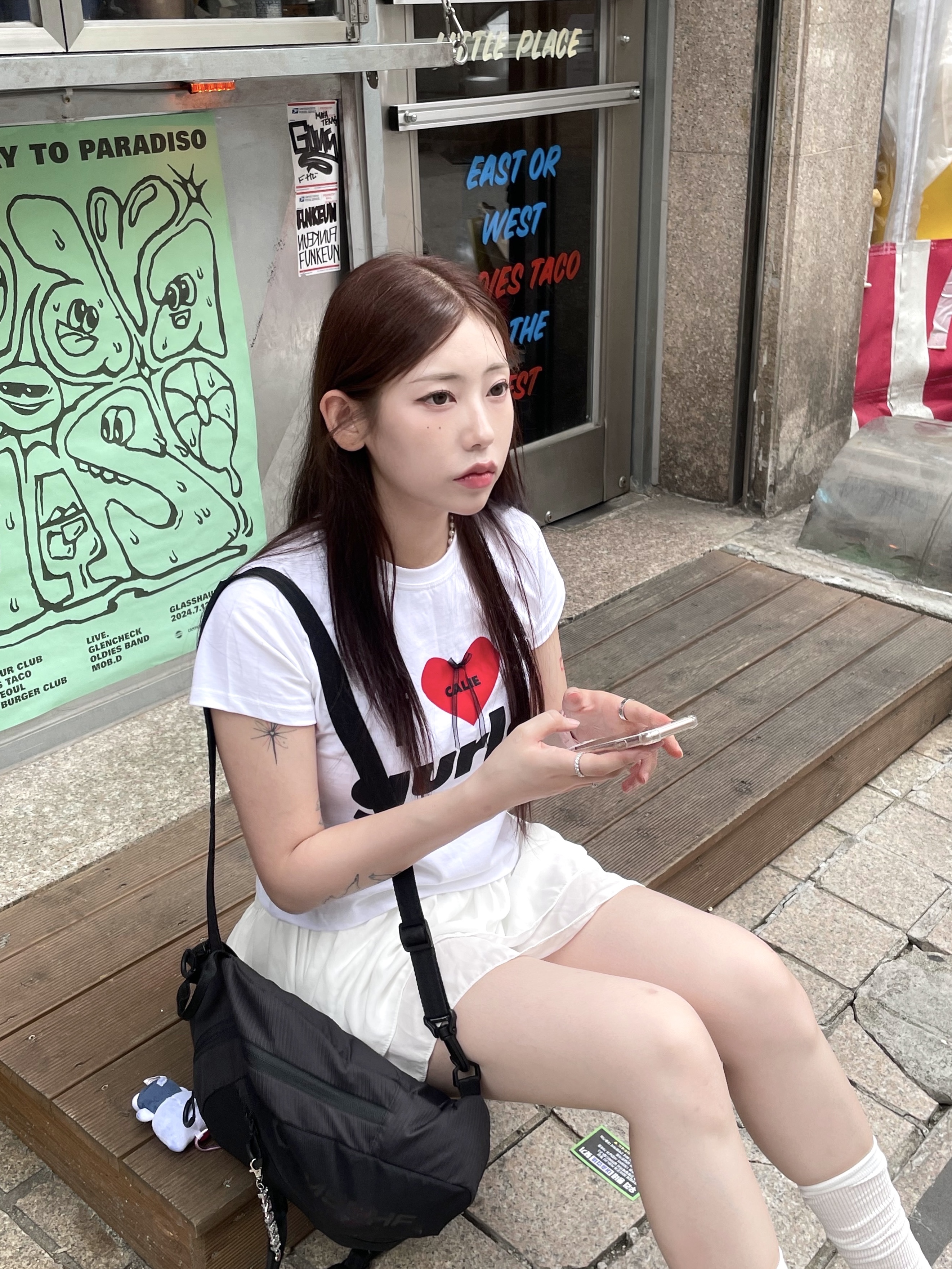 Mischief 2Way Mesh Sling Bag Black, Crocs Bayaband Clog White Navy 착용 스타일 - 4