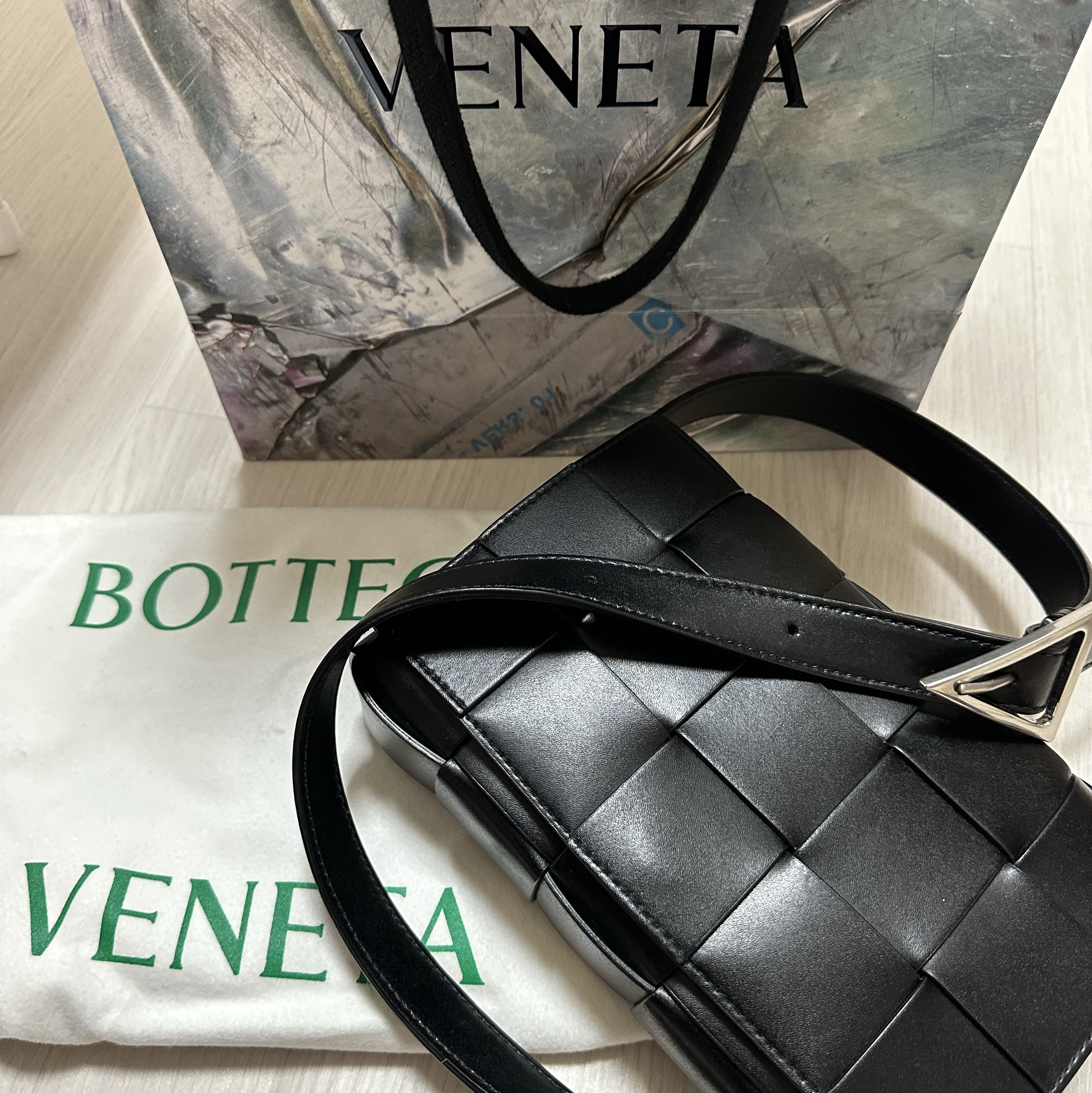 Bottega Veneta Leather Crossbody Cassette Black Parakeet 착용 스타일