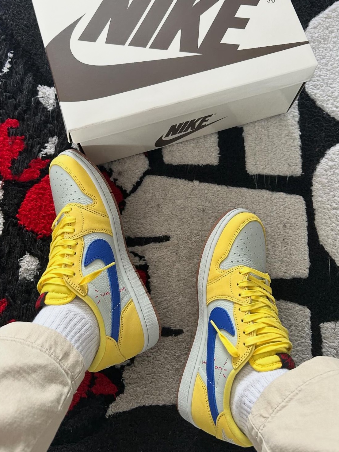 (W) Jordan 1 x Travis Scott Retro Low OG SP Canary 착용 스타일 - 5