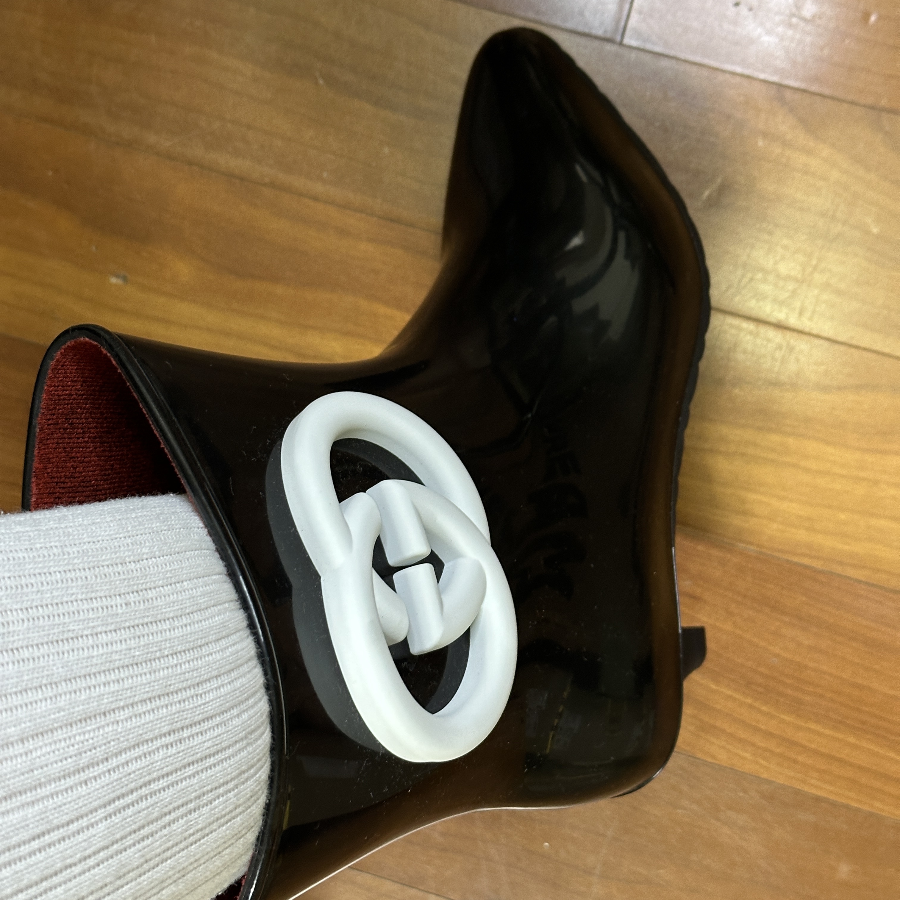 (W) Gucci Interlocking G Ankle Boot in Shiny Rubber Black 착용 스타일
