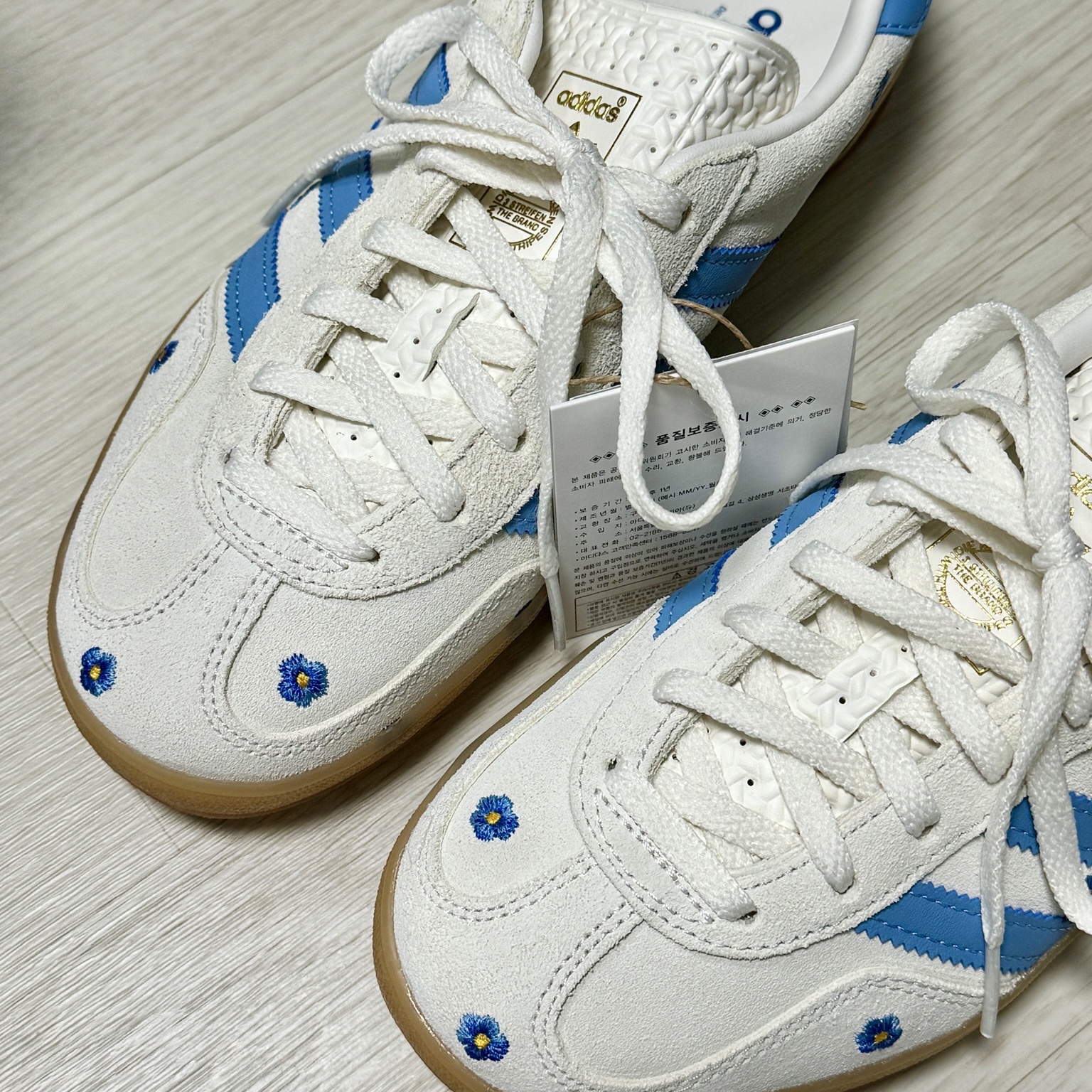 (W) Adidas Gazelle Indoor Cloud White Light Blue Gum 착용 스타일