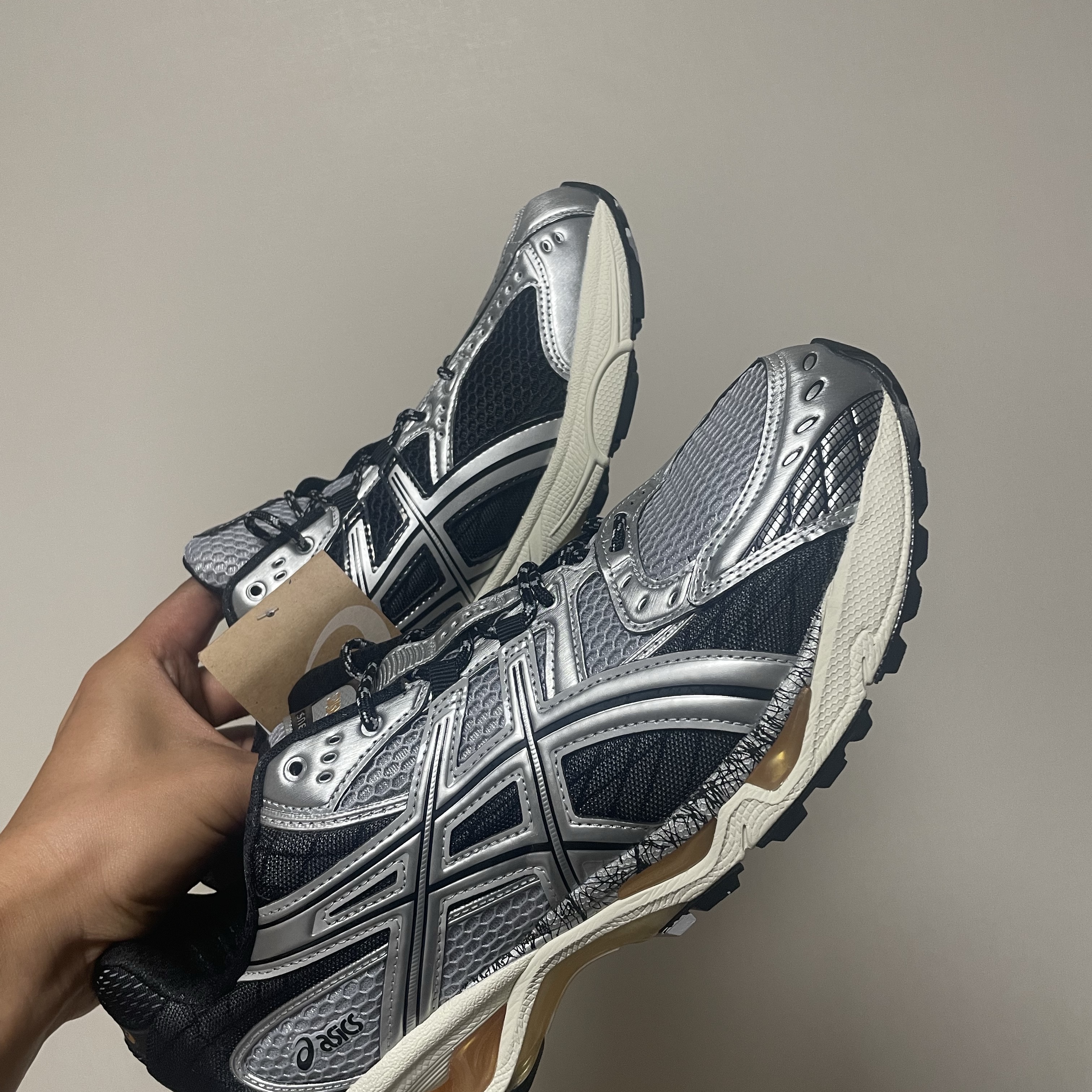 Asics Gel-Nimbus 10.1 Piedmont Grey Pure Silver 착용 스타일 - 3