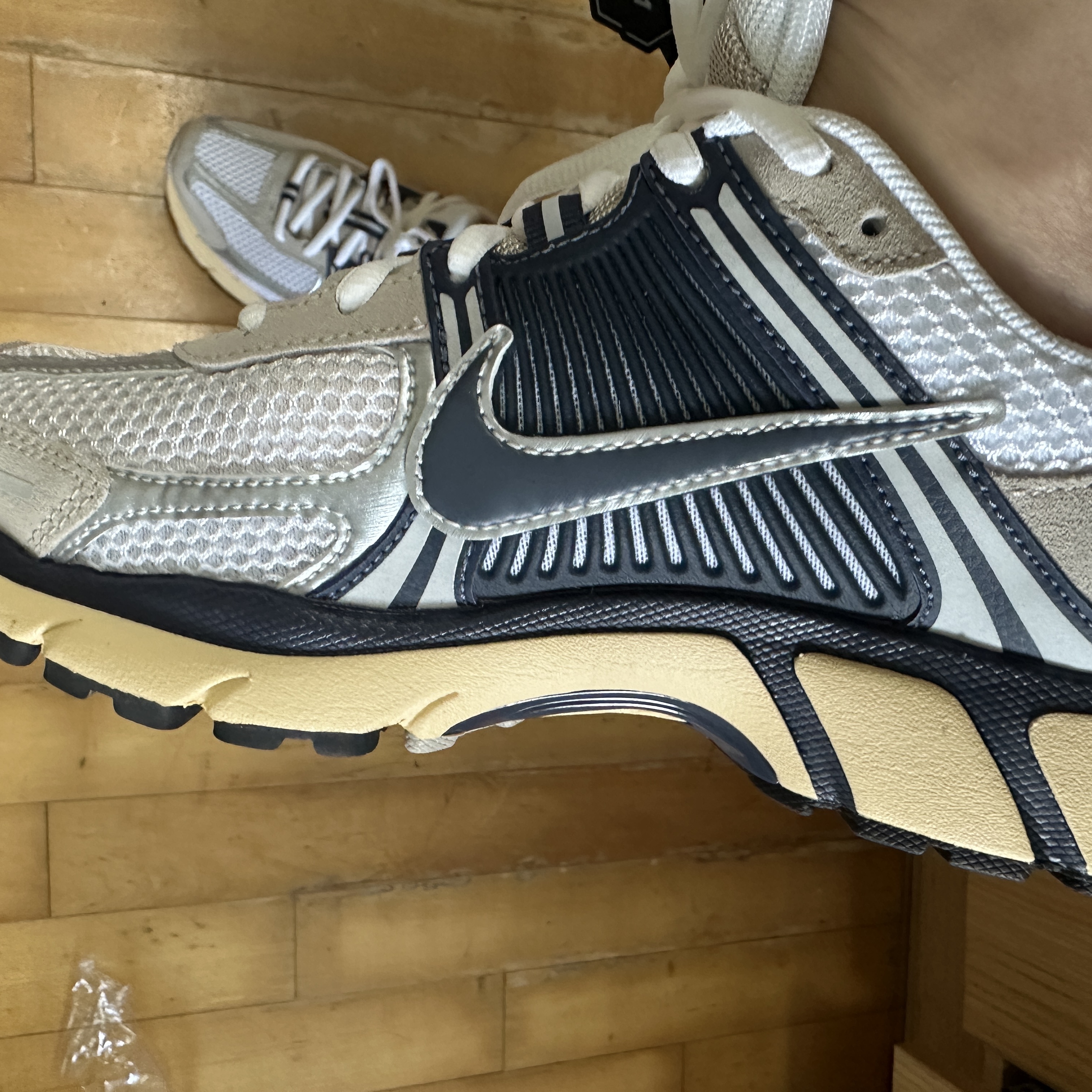 Nike Zoom Vomero 5 White Thunder Blue 착용 스타일 - 3