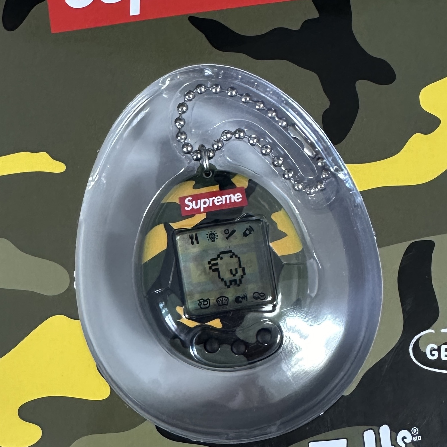 Supreme Tamagotchi Yellow - 23SS, Supreme Ripstop Keychain Black - 24SS 착용 스타일 - 2