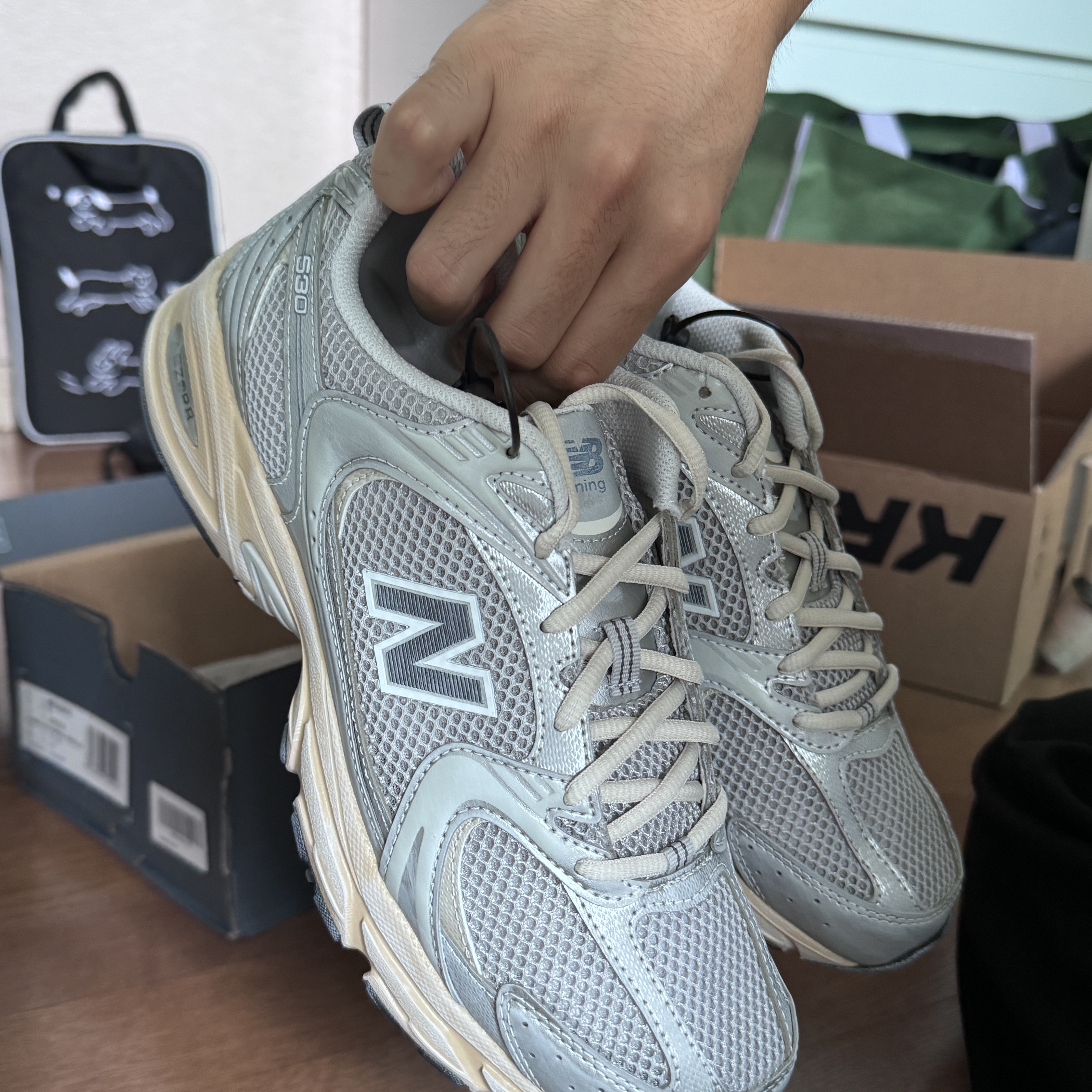 New Balance 530 Vintage Metallic Silver, Casetify x Matin Kim iPhone Denim Pocket Magsafe Mirror Case Silver 착용 스타일 - 1