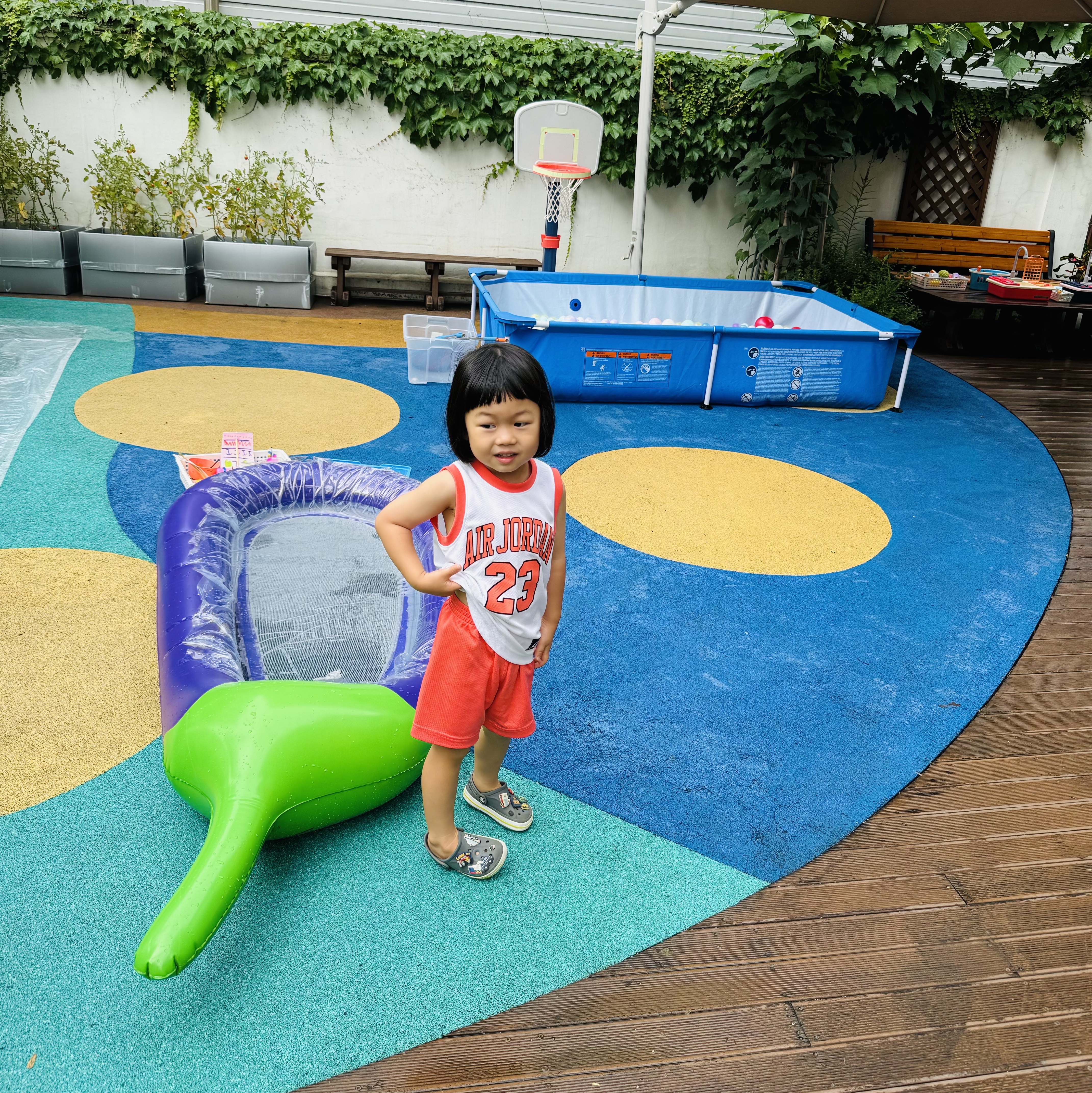 (TD) Crocs Bayaband Clog Slate Grey Lime Punch 착용 스타일 - 3