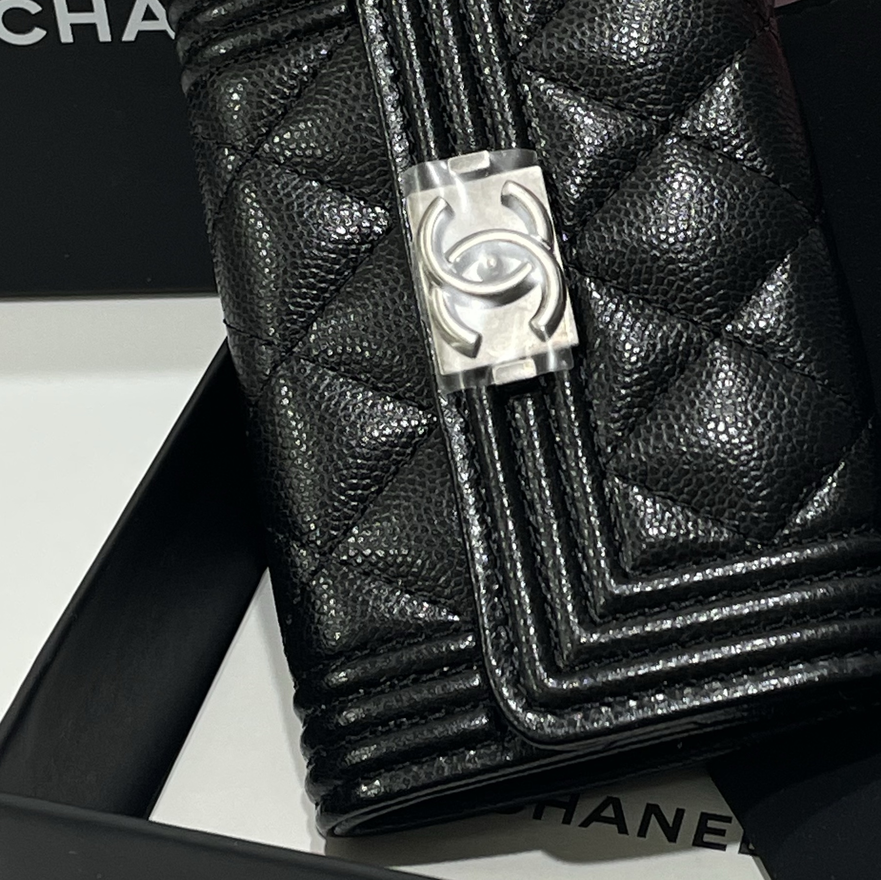 Chanel Boy Chanel Flap Card Holder Grained Calfskin & Ruthenium Black 착용 스타일