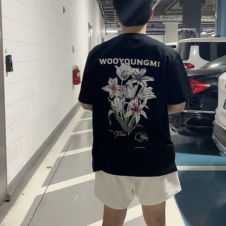 Essentials Sweatshort Cloud Dancer - 23FW, Wooyoungmi Flower Back Logo T-Shirt Black - 24SS 착용 스타일