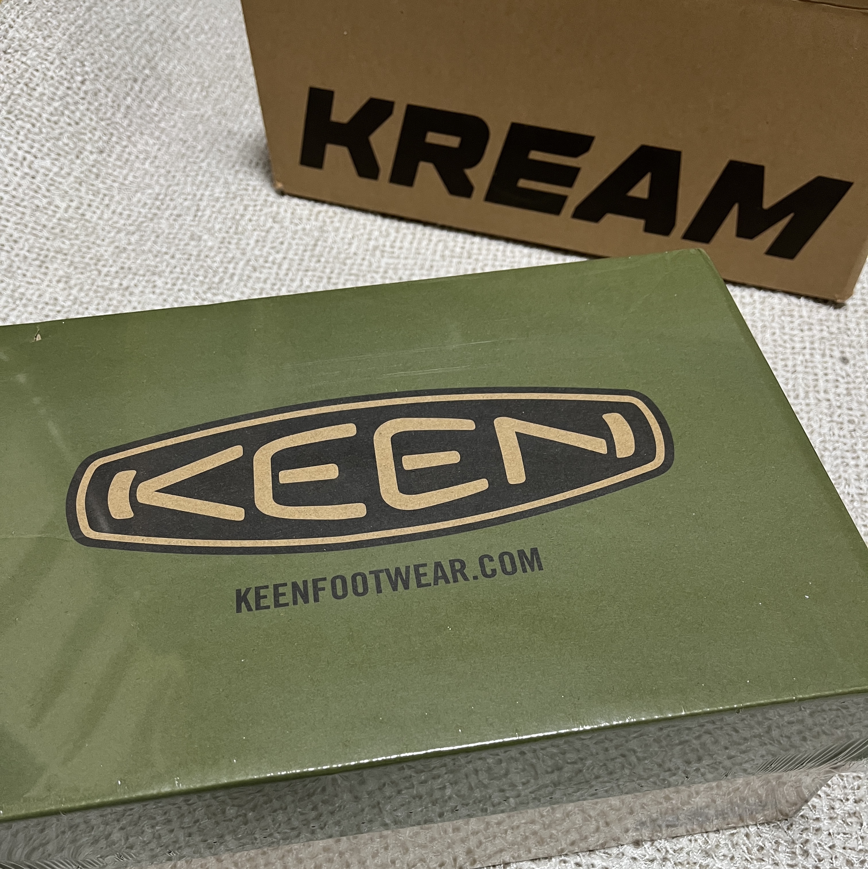 Keen Jasper Suede Sneakers Silver Mink 착용 스타일 - 2