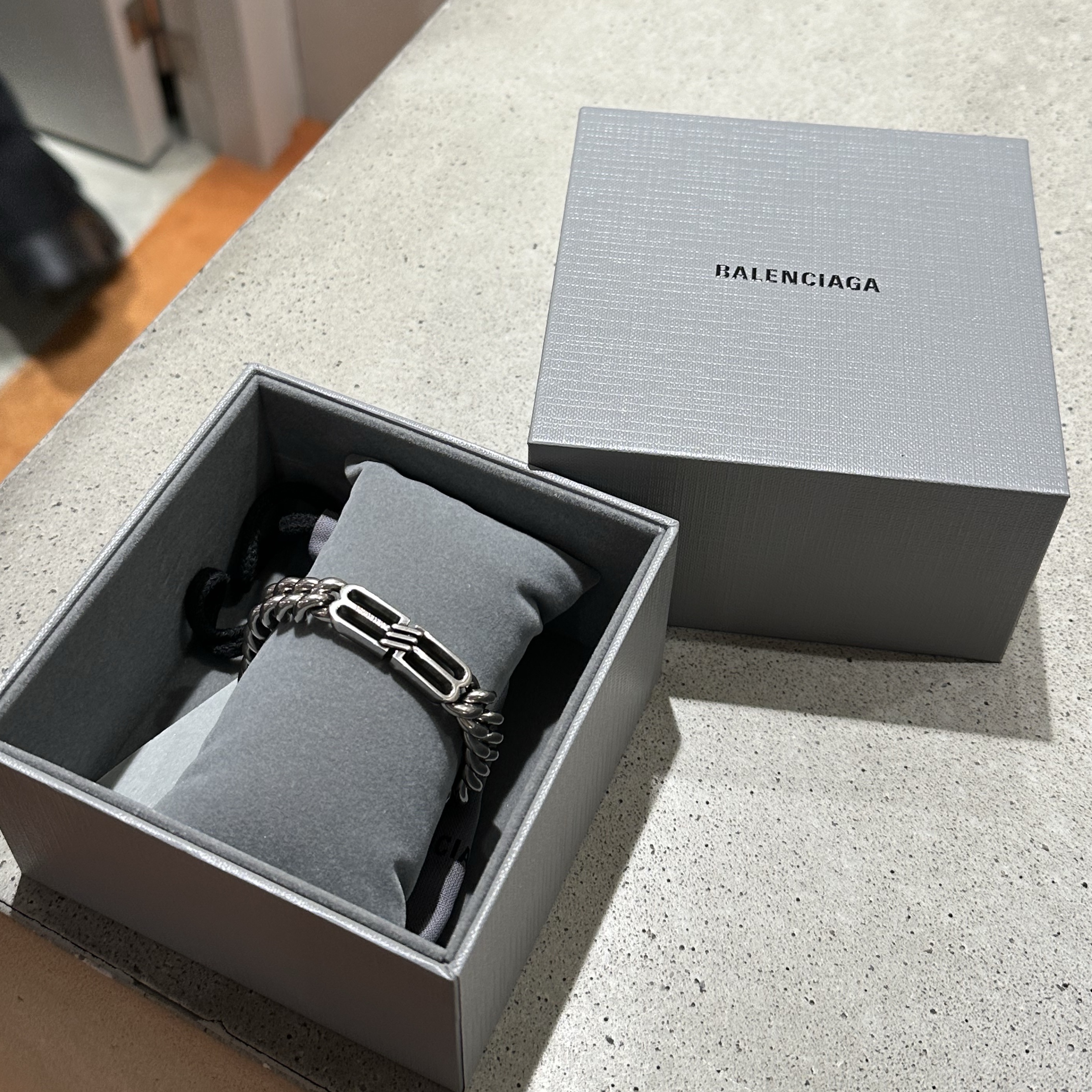 Balenciaga BB Icon Gourmette Bracelet Antique Silver 착용 스타일