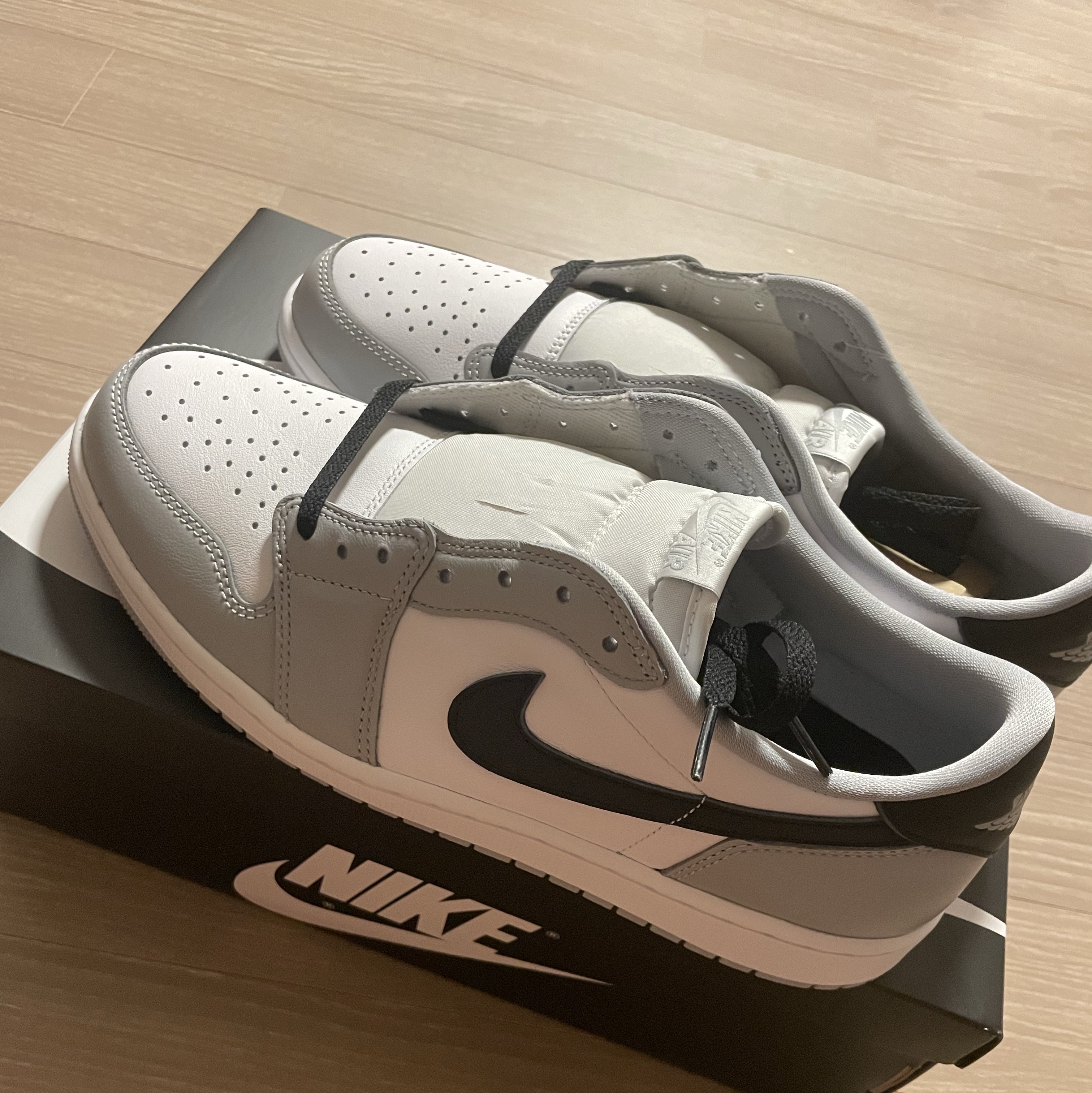 Jordan 1 Retro Low OG Wolf Grey and White 착용 스타일 - 2