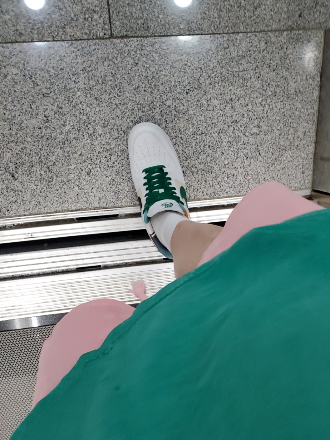 Supreme Box Logo Mesh Back New Era Pink - 22SS, Nike Air Force 1 '07 LV8 EMB White Malachite 착용 스타일 - 3