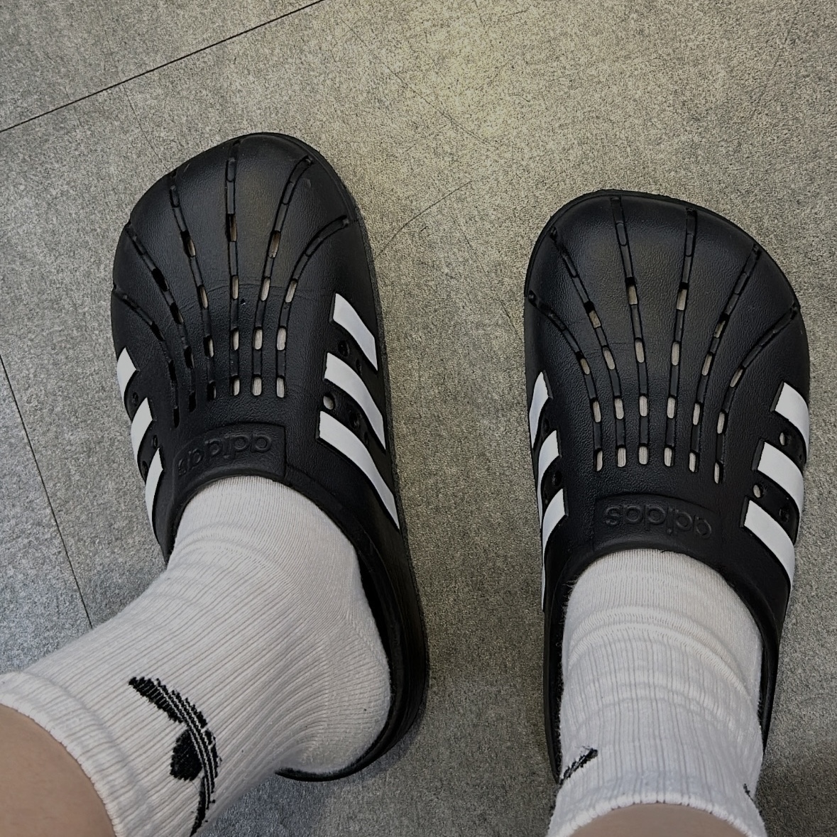 Adidas Adilette Clog Black White 착용 스타일
