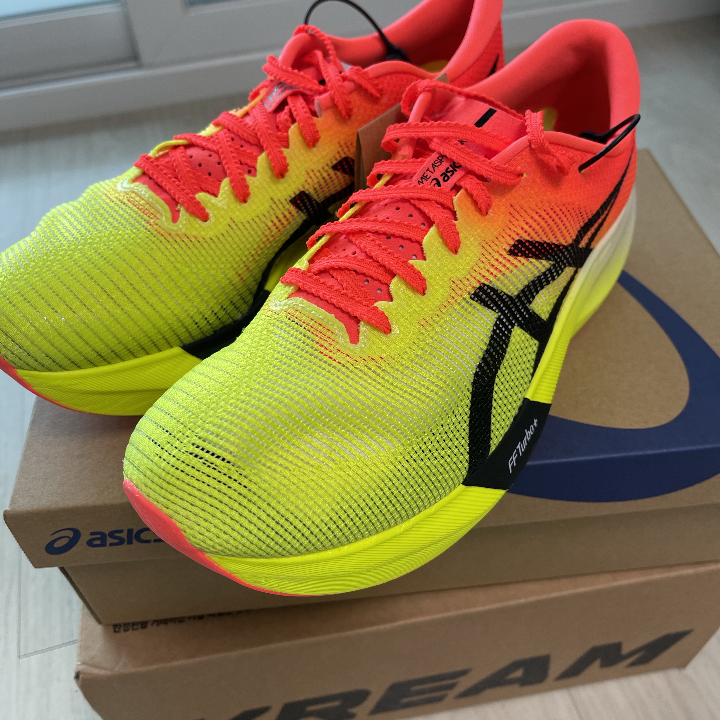 Asics Metaspeed Sky Paris Safety Yellow Black, Hoka Tecton X 2 Black Flame 착용 스타일 - 2