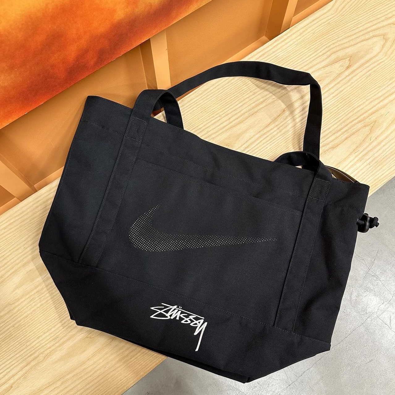 Nike x Stussy Tote Bag Black 착용 스타일 - 1