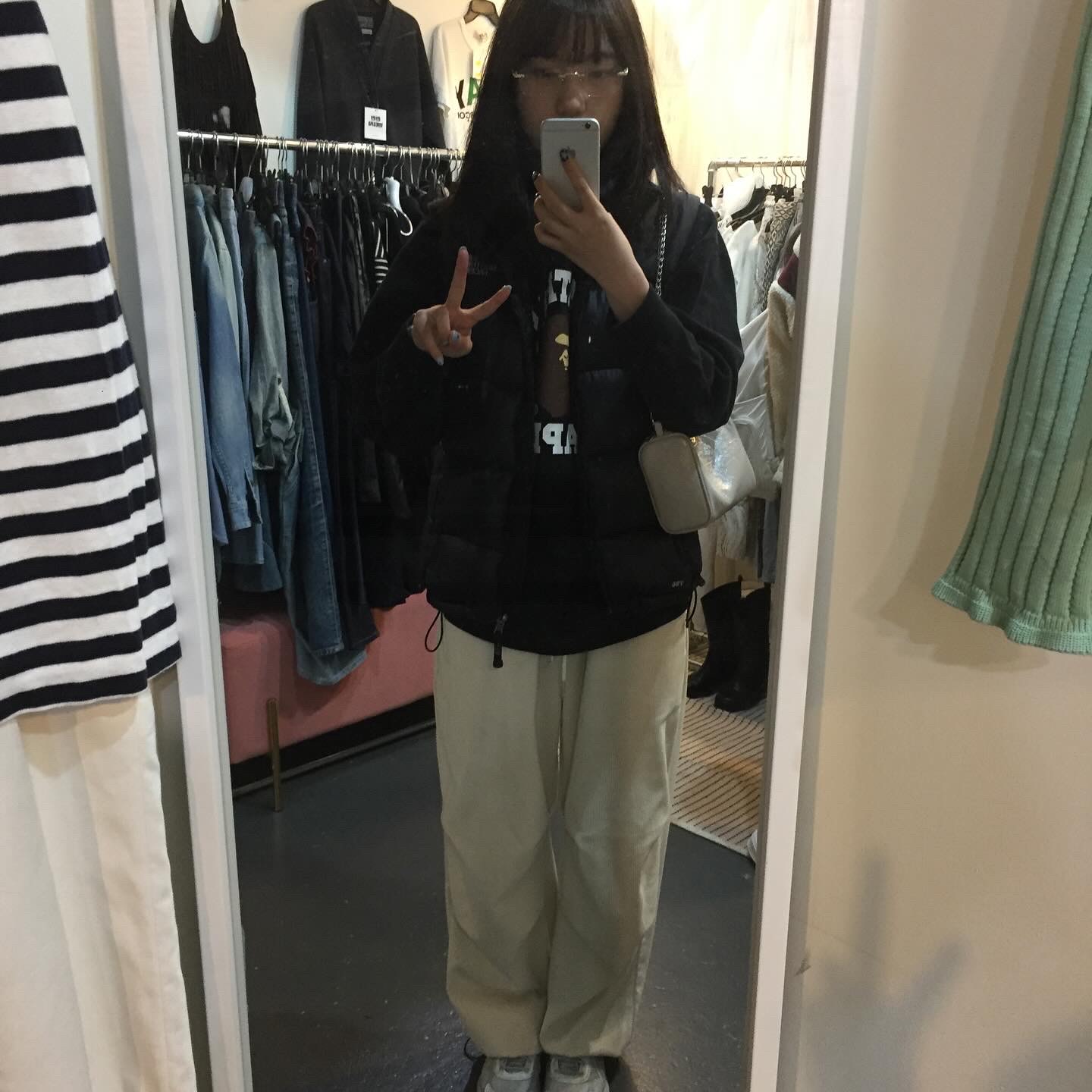 Asics x Atmos x Ojos Gel-1130 RE Glacier Grey Pure Silver, (W) The North Face 1996 Retro Nuptse Vest Black 착용 스타일 - 1