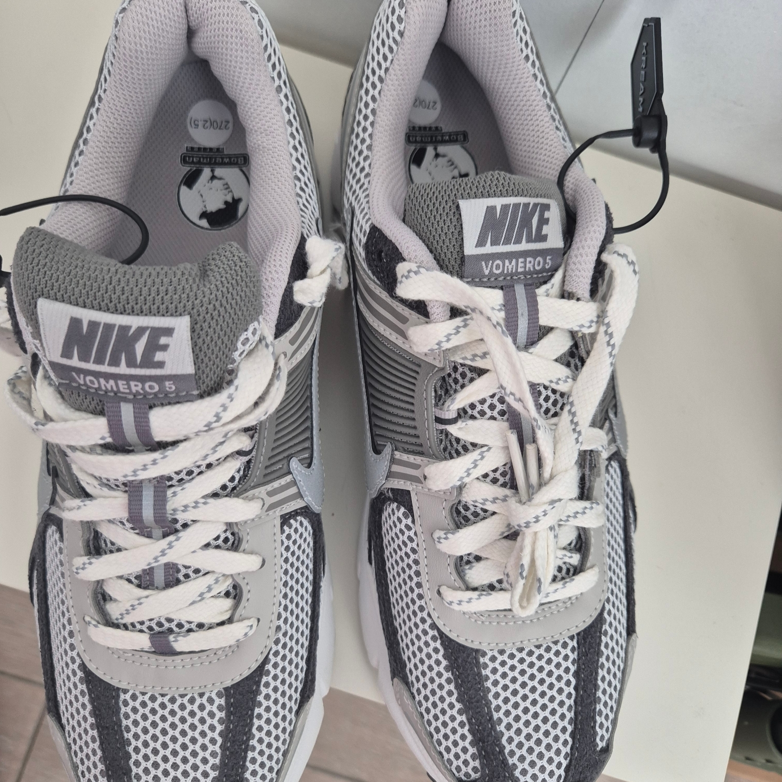 Nike Zoom Vomero 5 PRM Light Iron Ore and Flat Fewter 착용 스타일