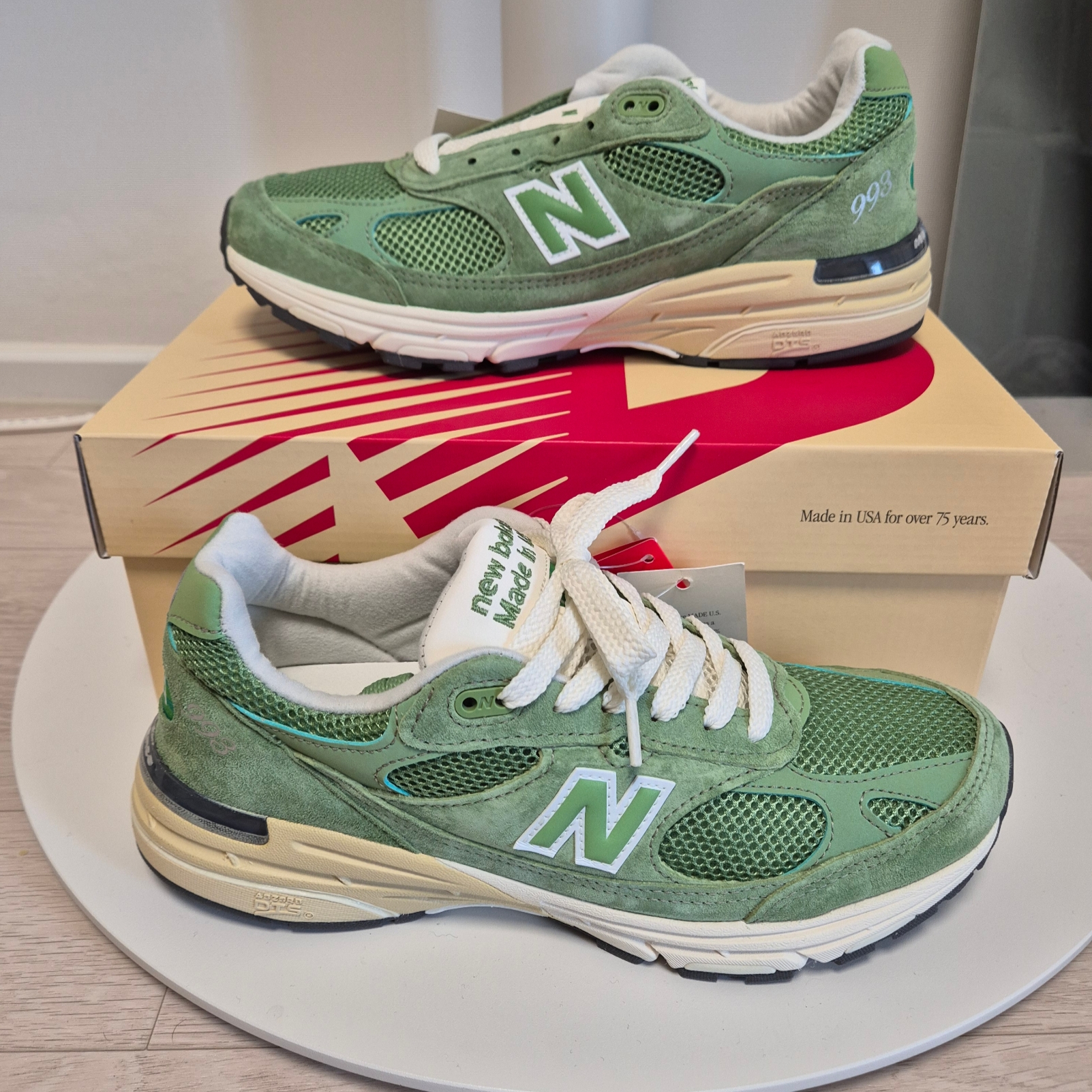 New Balance 993 Made in USA Chive Sea Salt, New Balance 993 Made in USA Purple Interstellar 착용 스타일 - 3