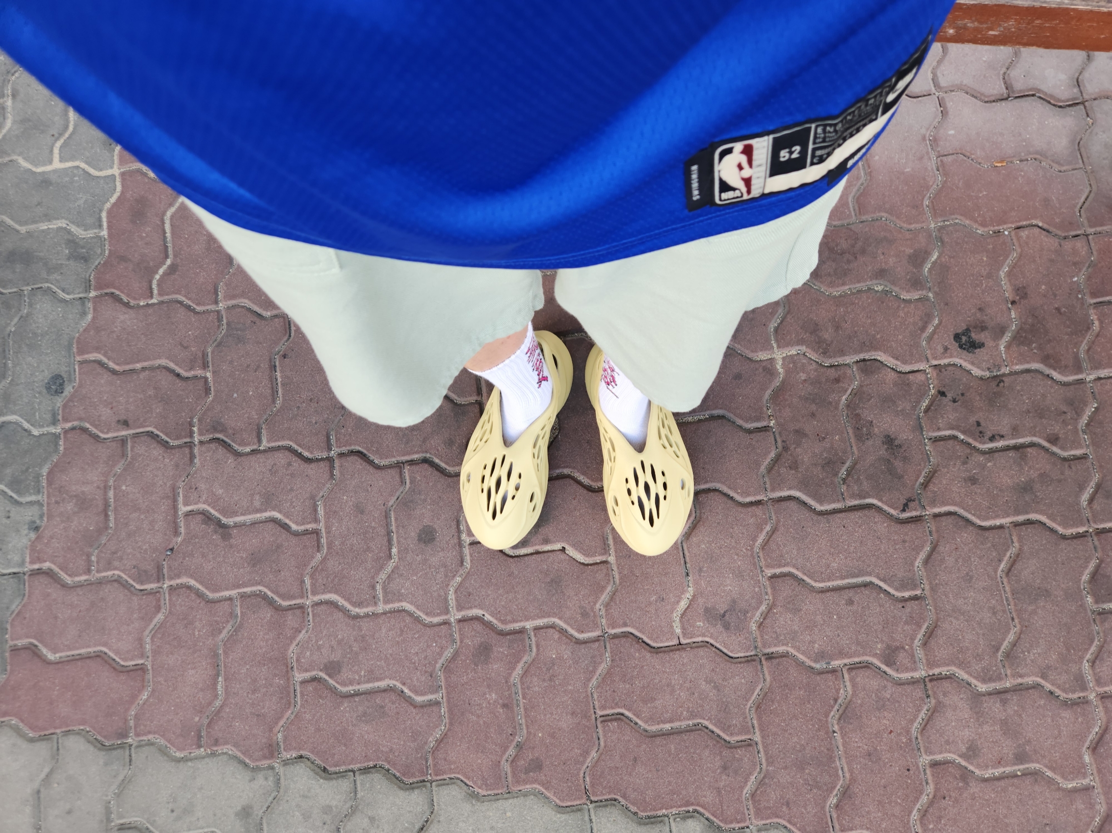 Adidas Yeezy Foam RNNR Sulfur, Nike Stephen Curry Golden State Warriors Hardwood Classic Edition 2022/23 NBA Swingman Jersey Blue 착용 스타일 - 1