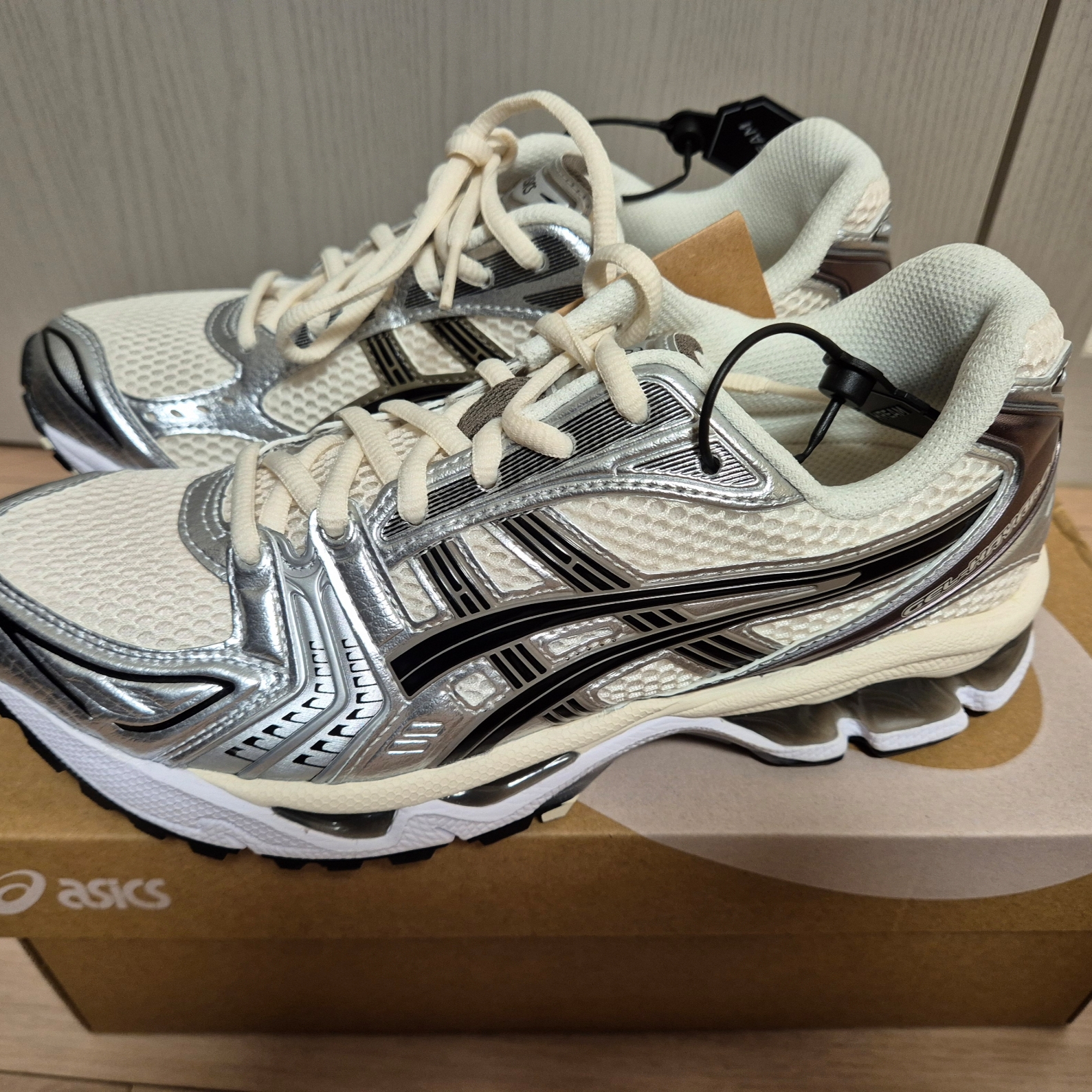 Asics Gel-Kayano 14 Cream Black 착용 스타일 - 2