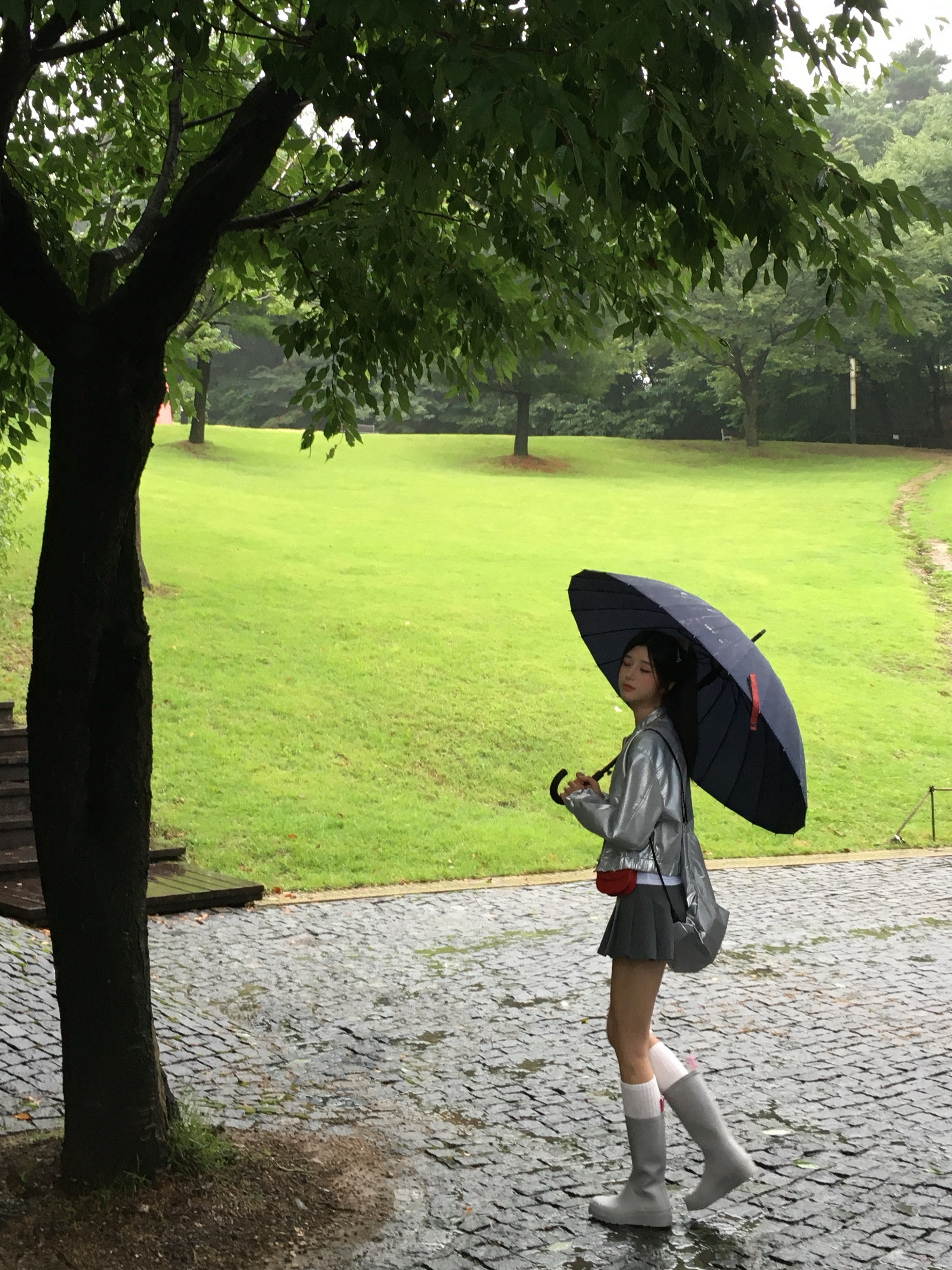 (W) Hunter Play Tall Wellington Rain Boots Zinc Grey 착용 스타일 - 4