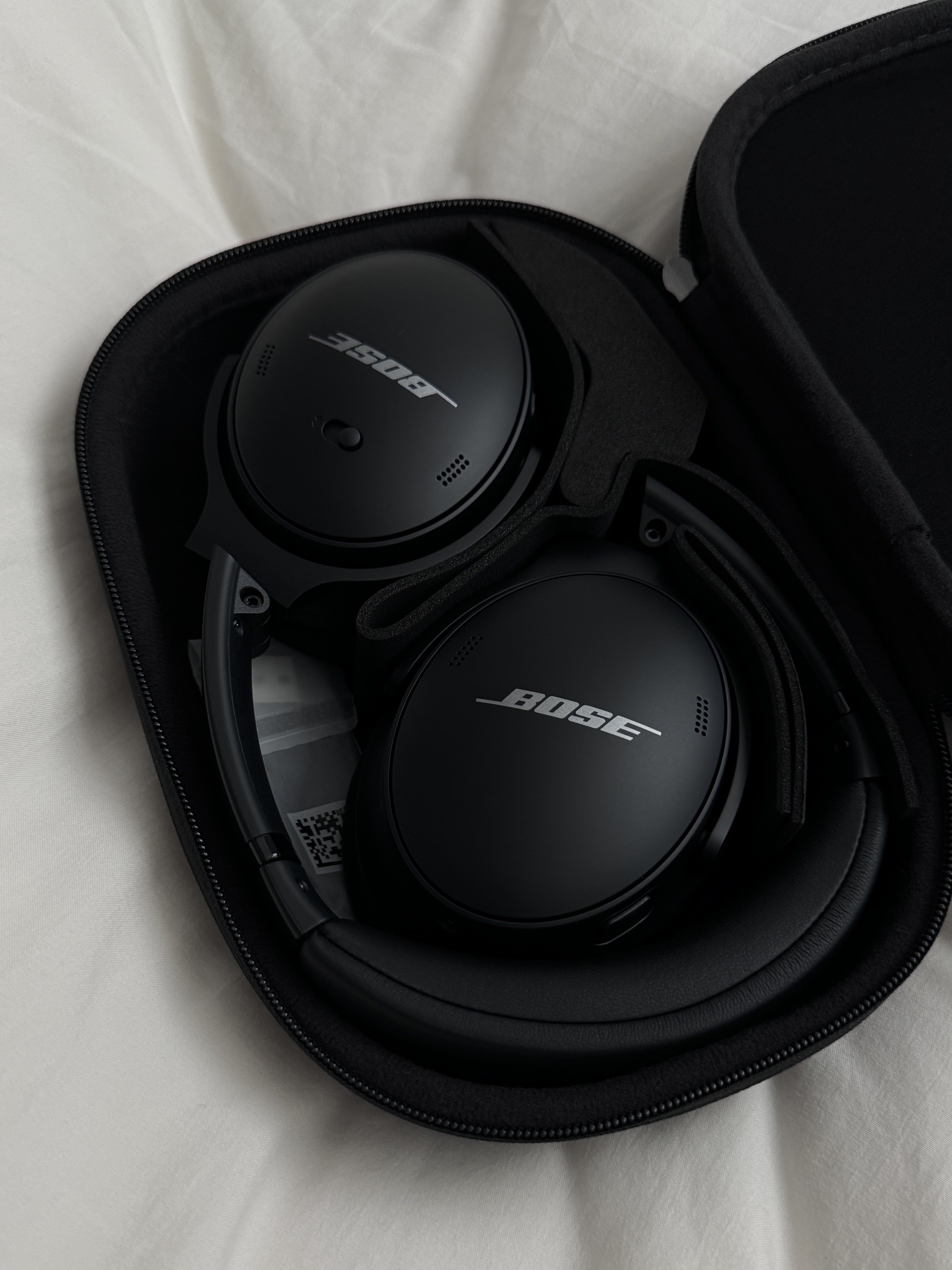 BOSE QC45 Triple Black (Korean Ver.), (W) Mischief Rhombus Hooded Down Jacket Black 착용 스타일 - 1