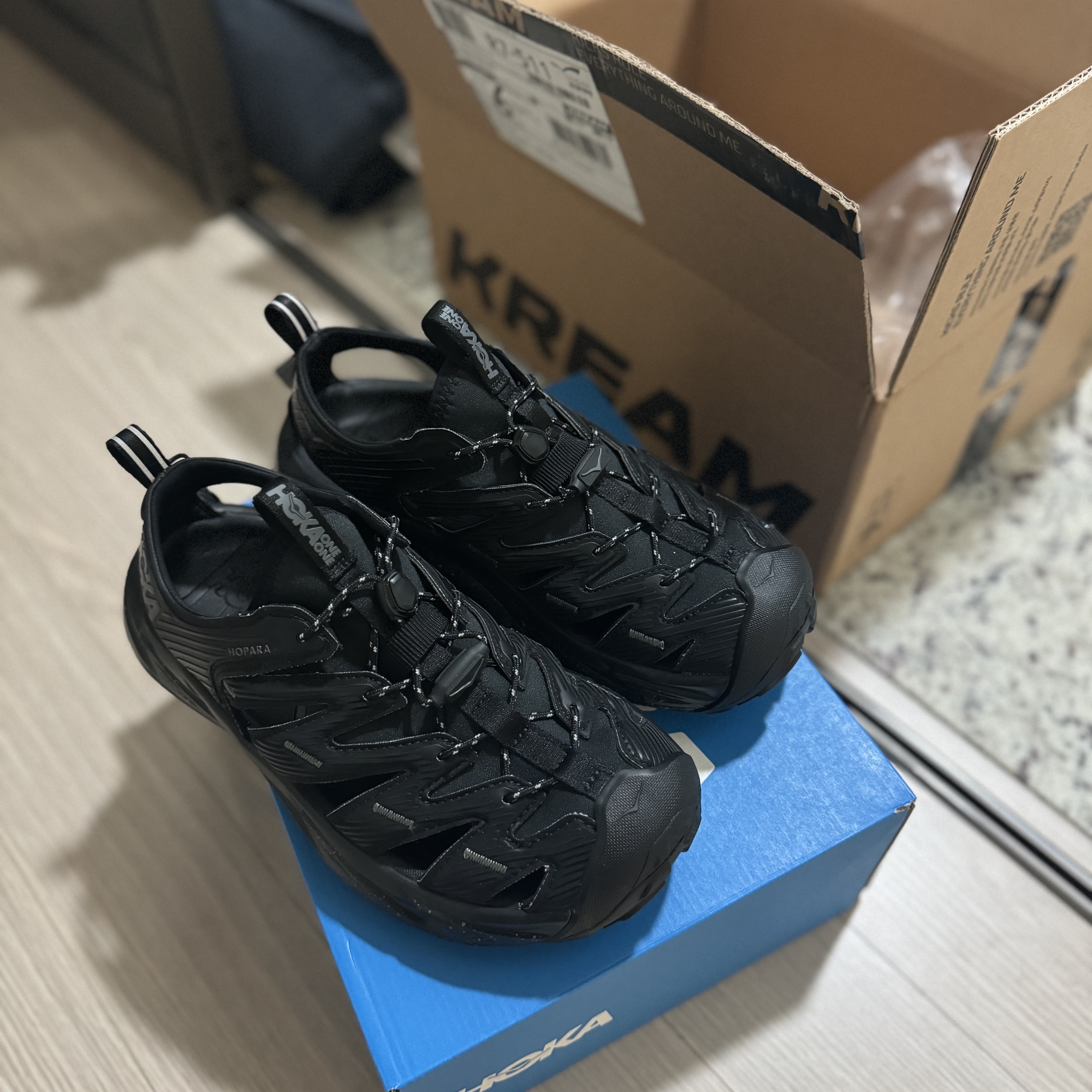 Hoka Hopara Black Castle Rock 착용 스타일